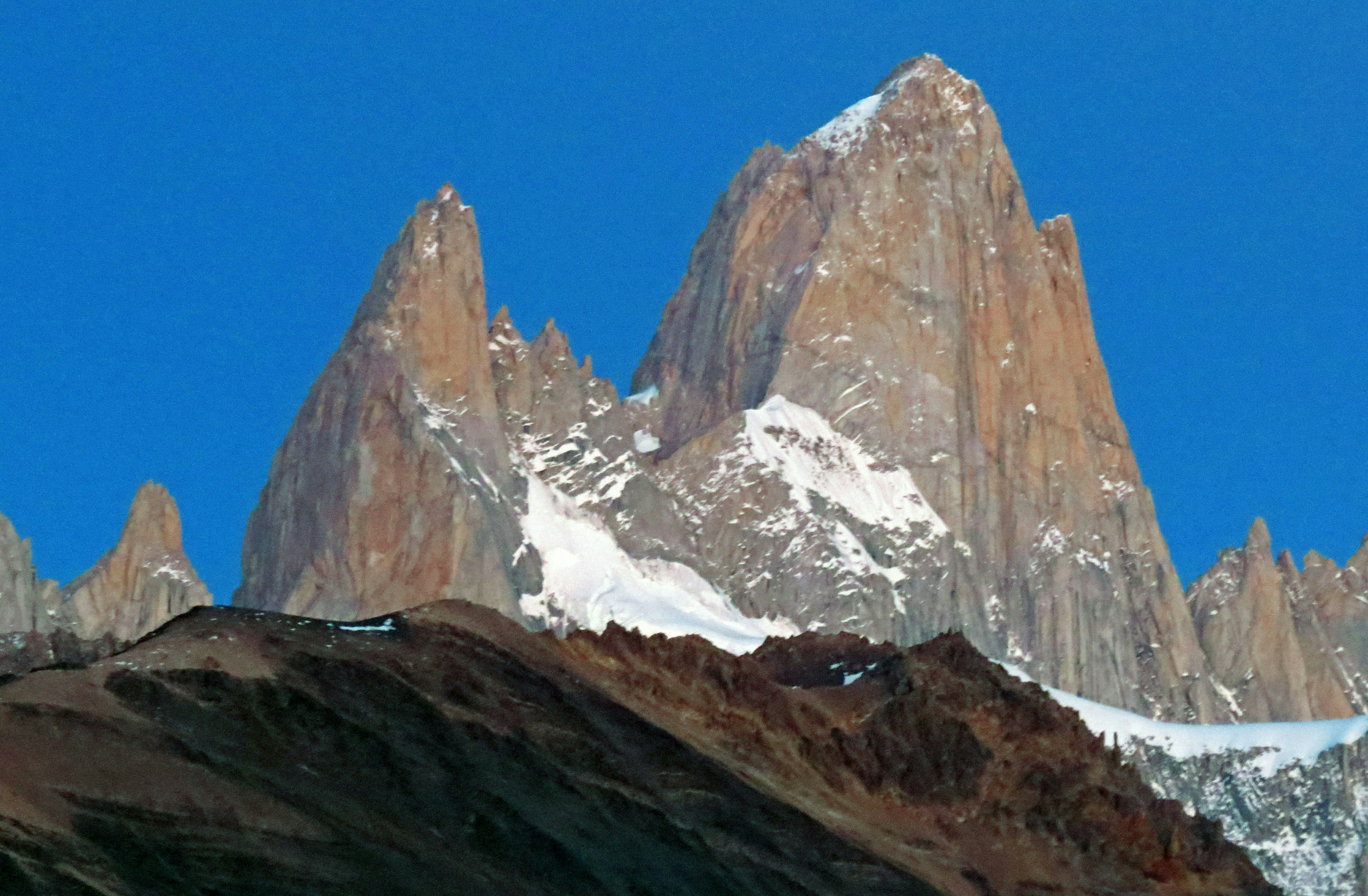 Hohe Gipfel der Torres del Paine in Patagonien mit Schnee