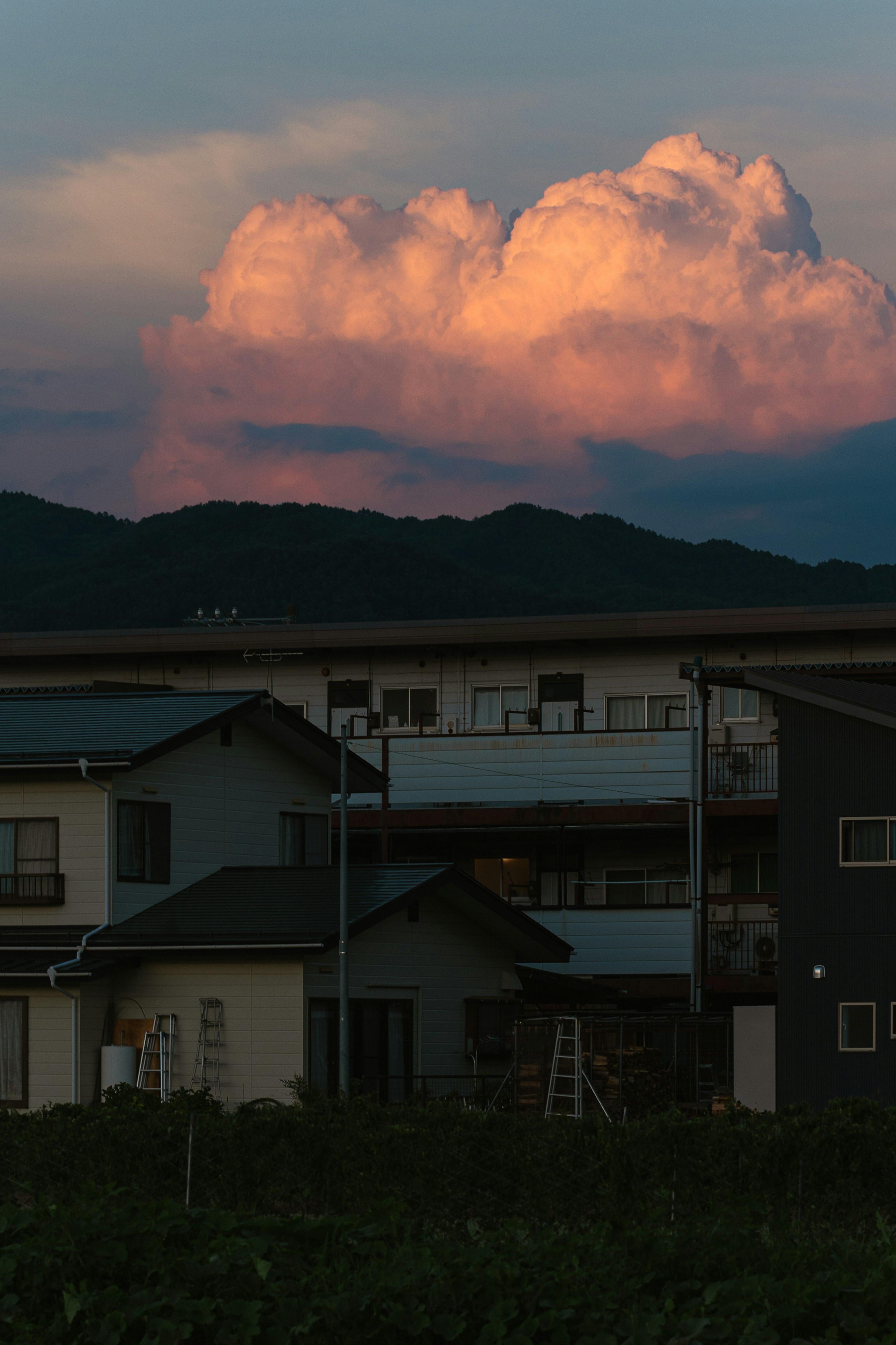 夕焼けに照らされた雲と住宅の景色