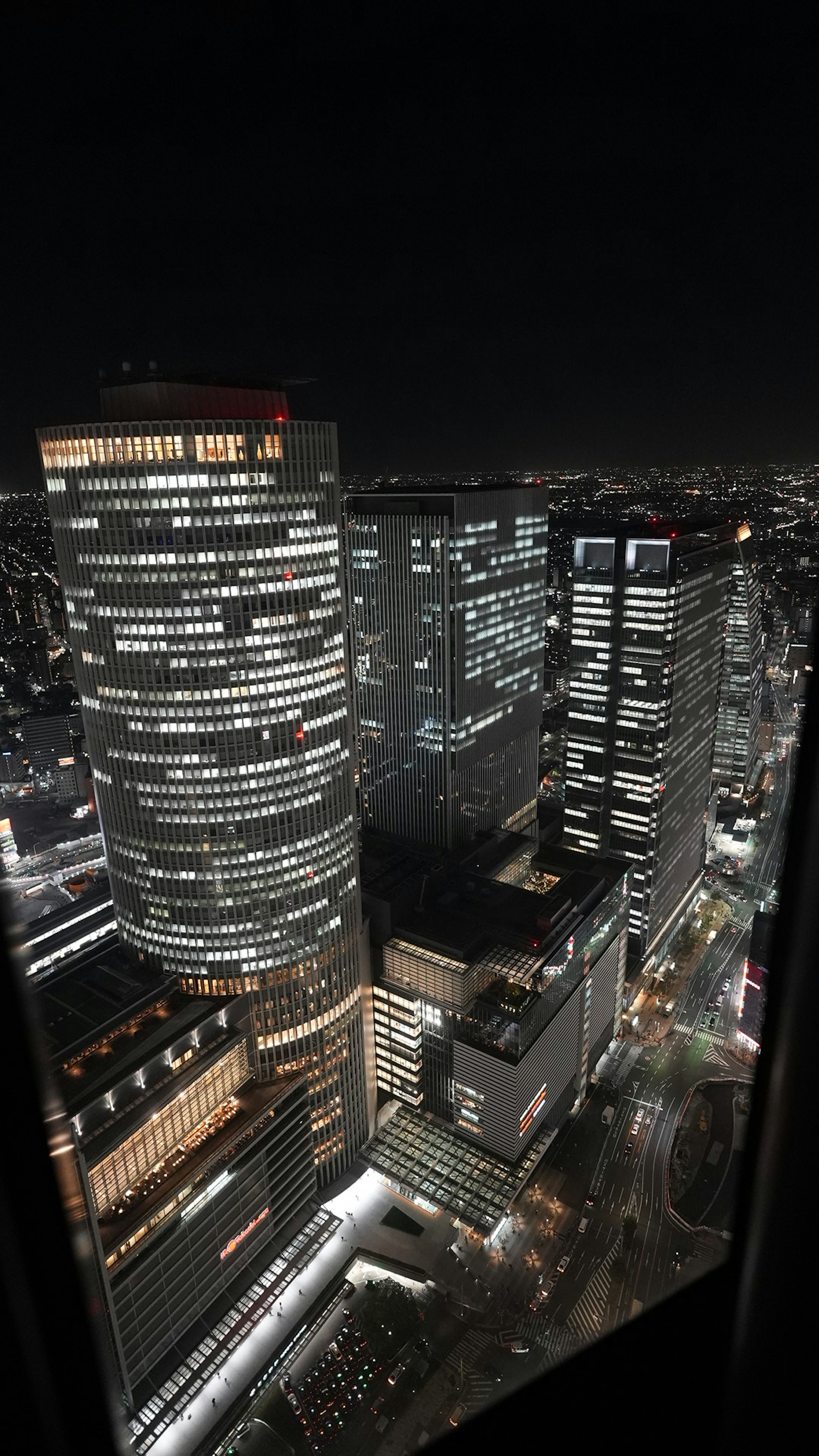 Pemandangan kota malam hari dengan gedung tinggi di Tokyo