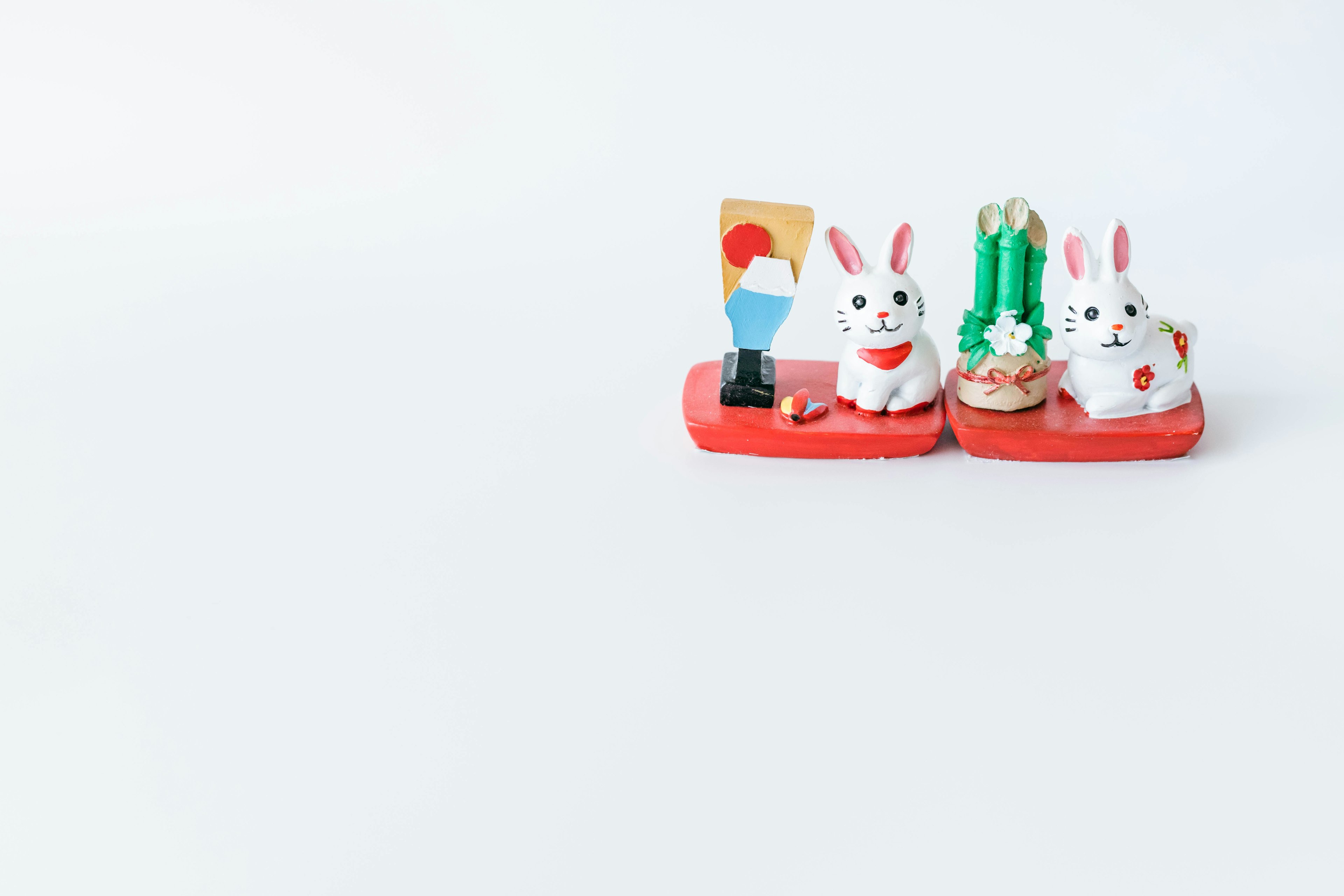 Figurines de lapin colorées disposées sur un fond blanc