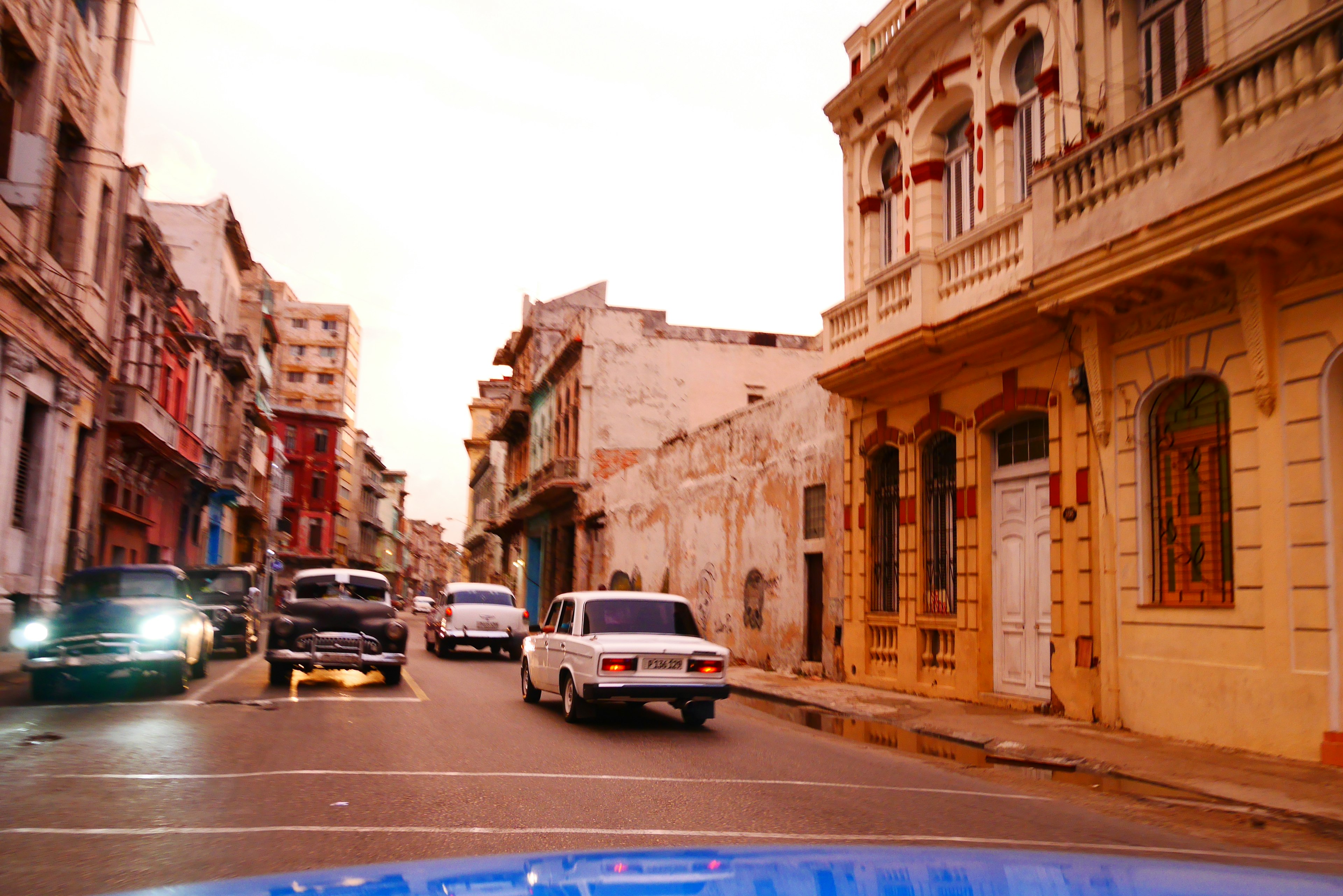 Vista de la calle con edificios vintage y coches clásicos