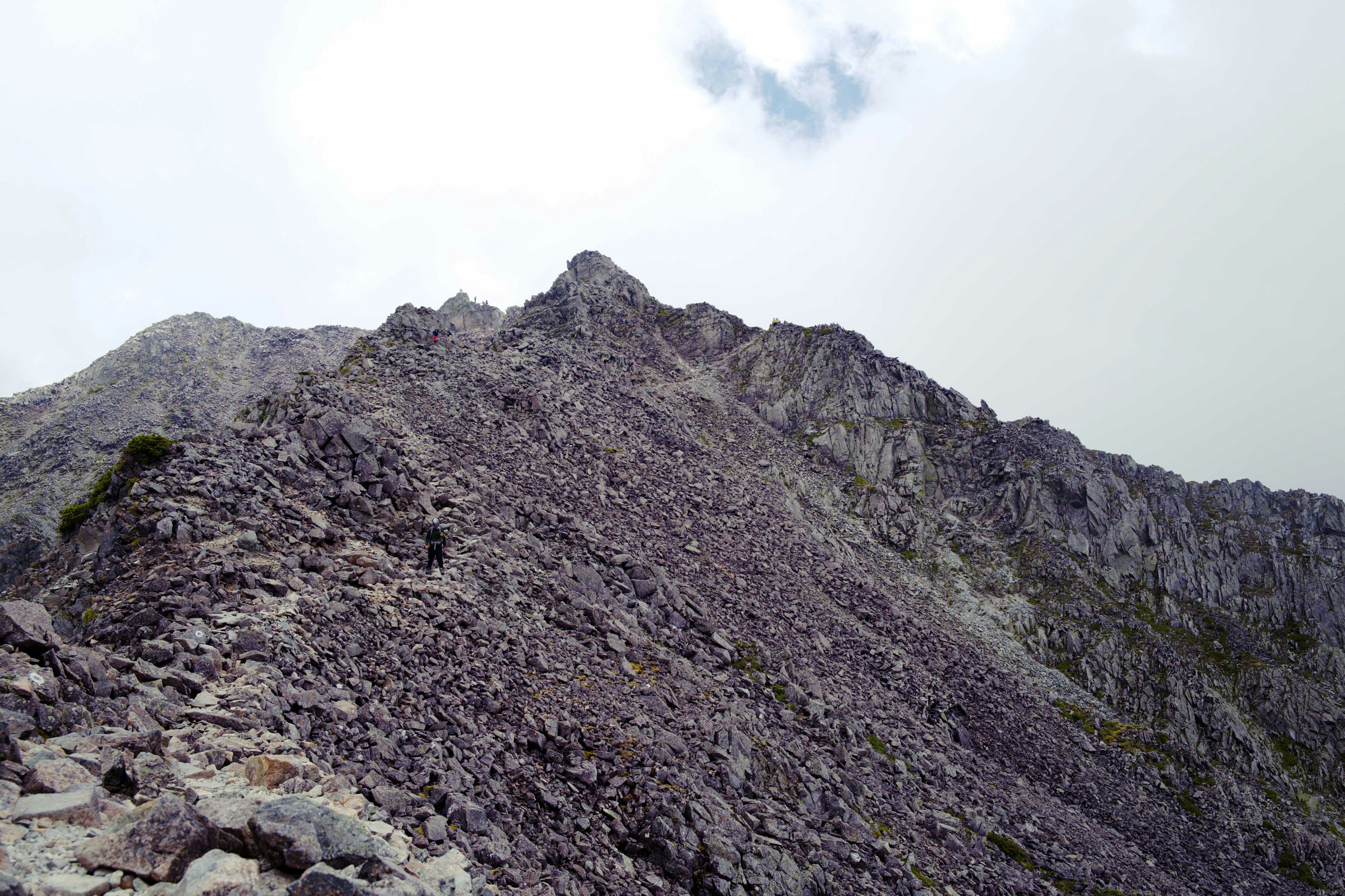 Kemiringan gunung berbatu dengan awan di langit