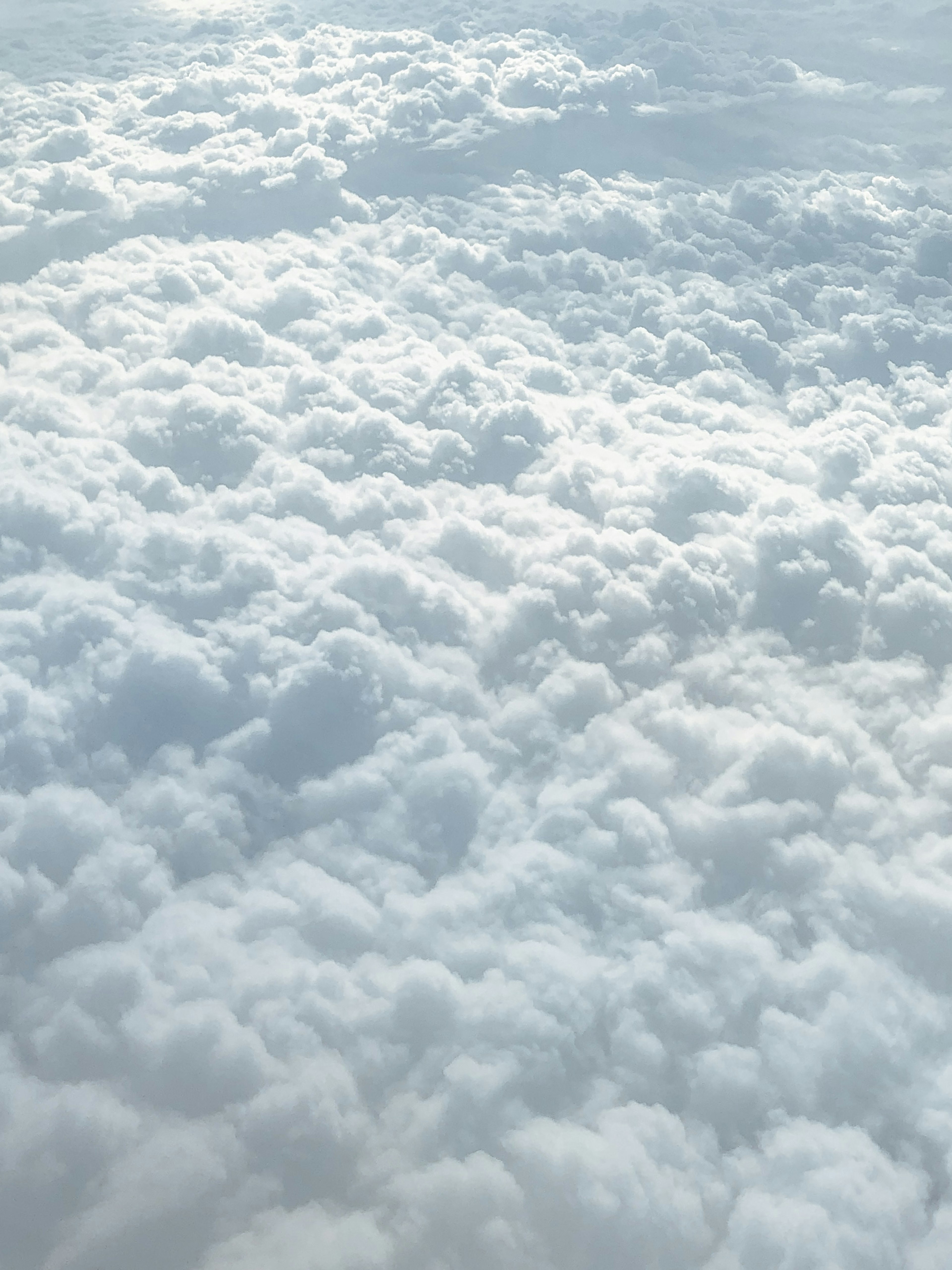 Una hermosa vista de un mar de nubes desde arriba