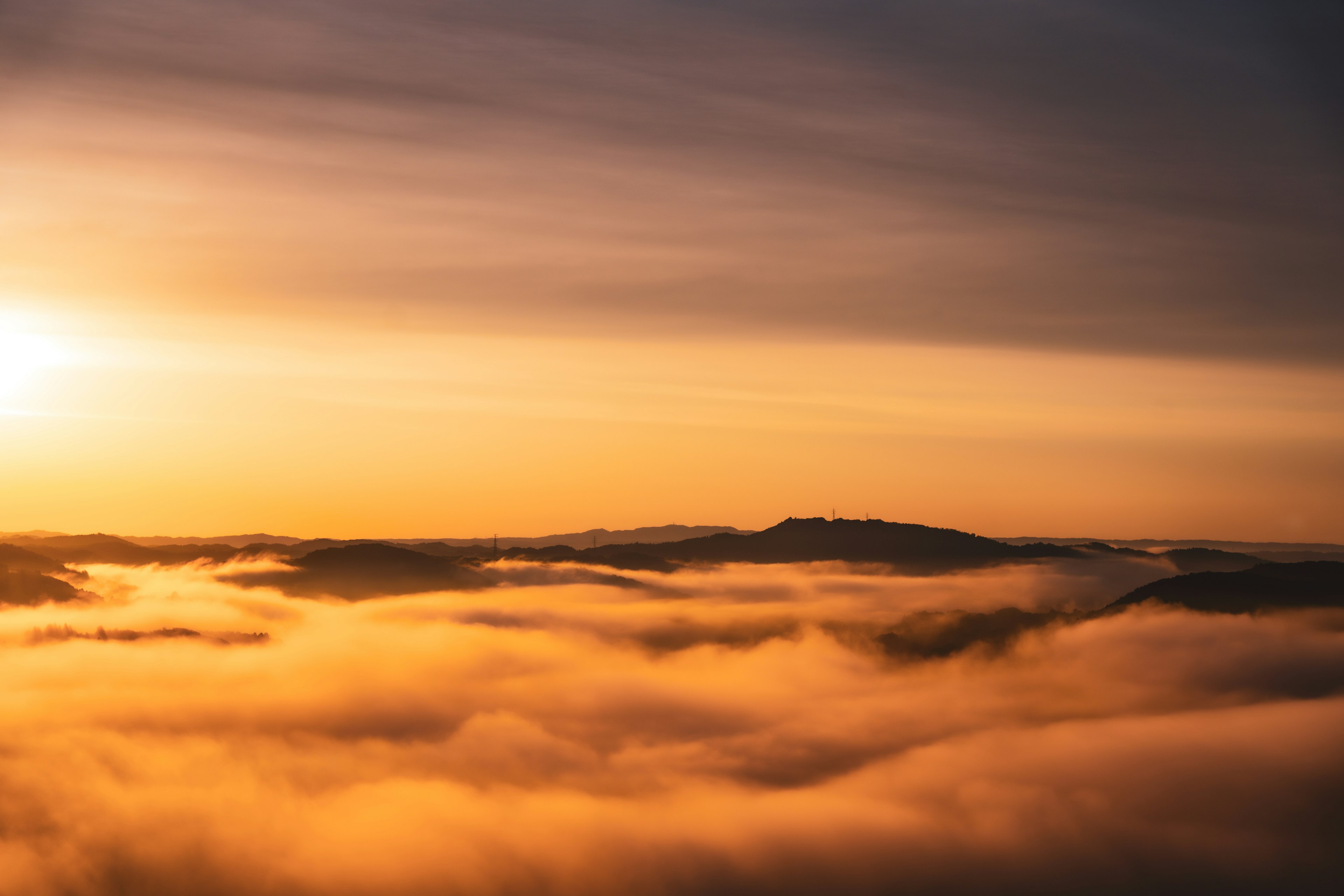 Paysage magnifique avec le coucher de soleil illuminant les nuages