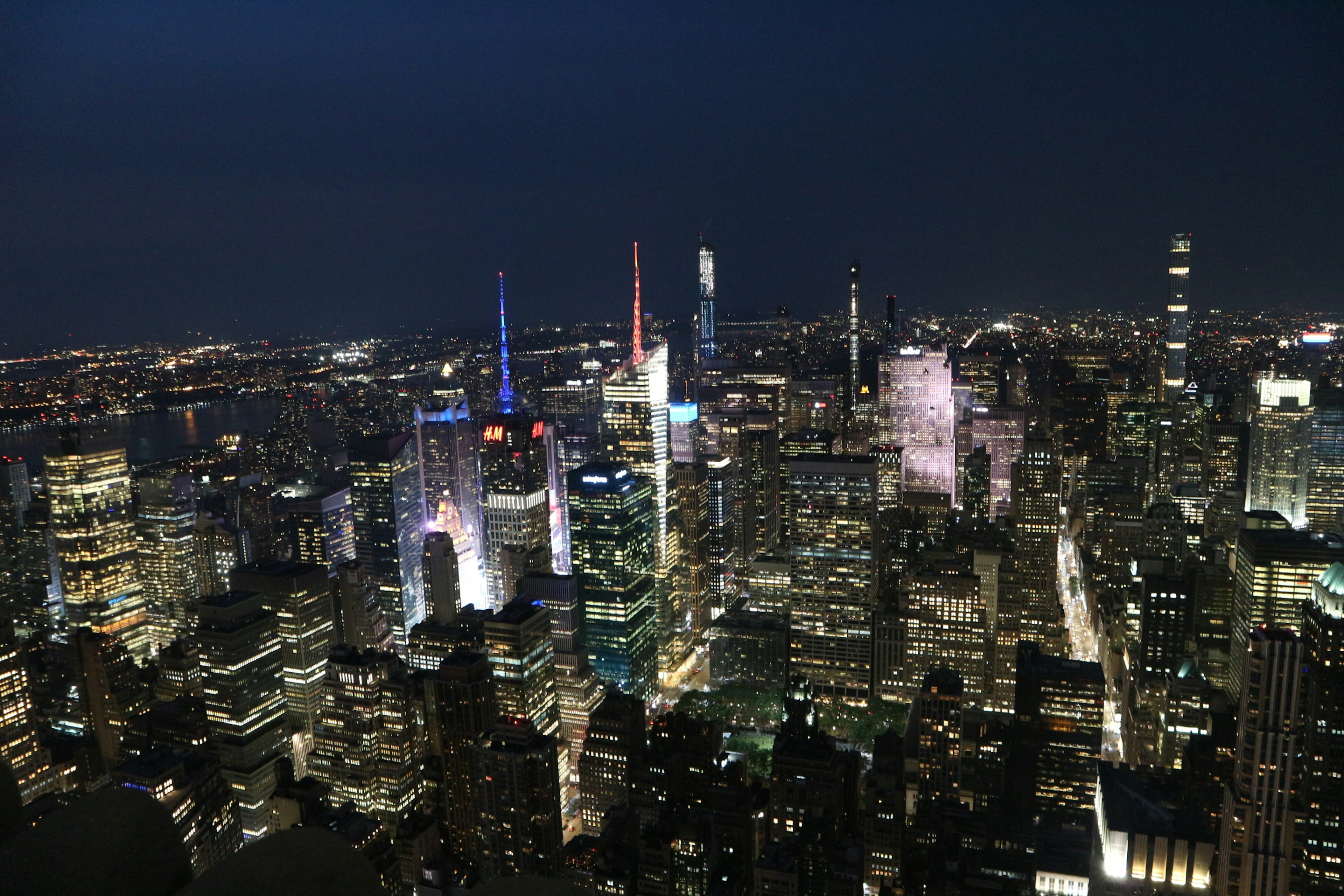 Pemandangan malam yang menakjubkan dari gedung pencakar langit di New York