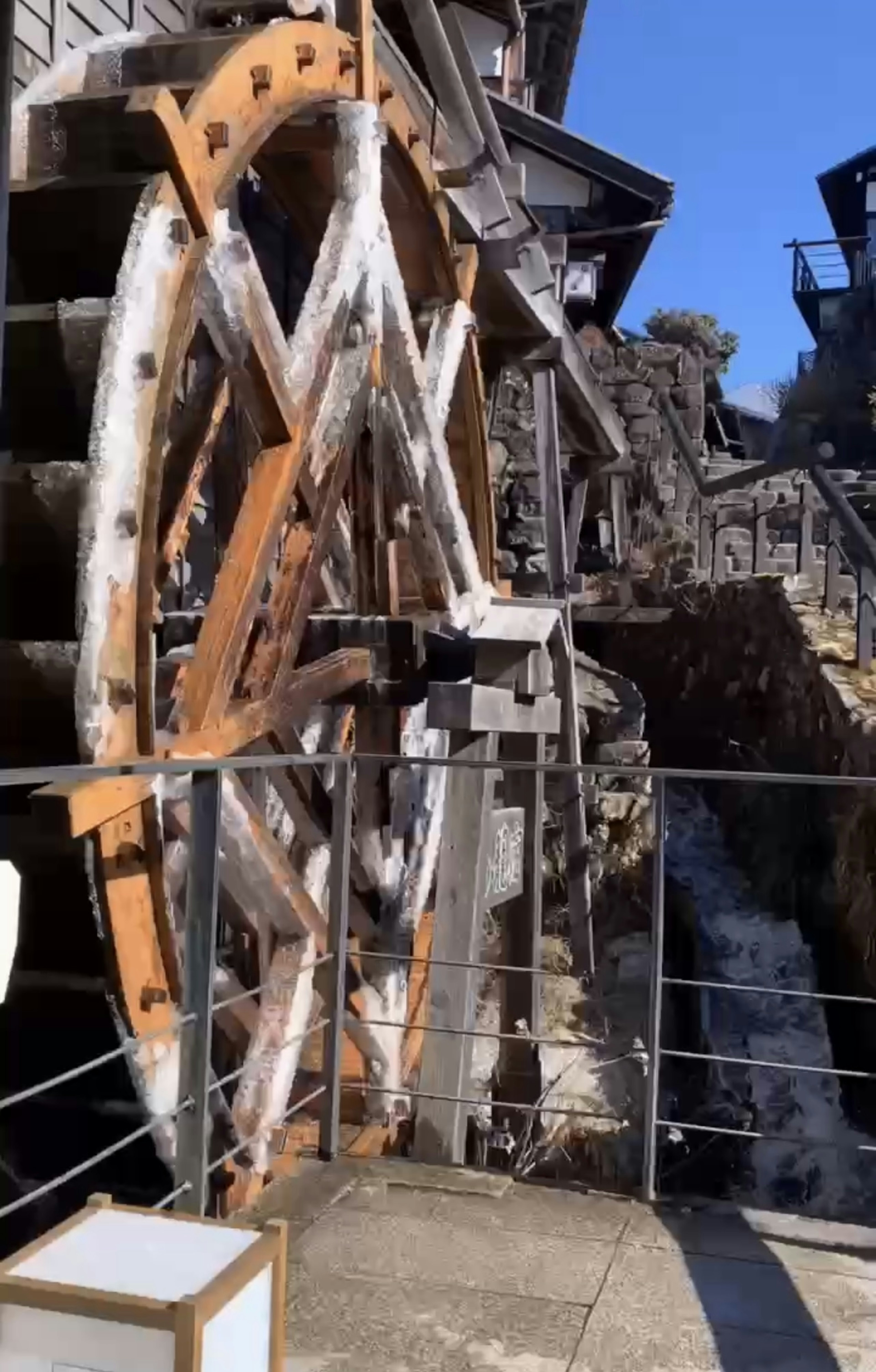 水車と古い建物が見える風景