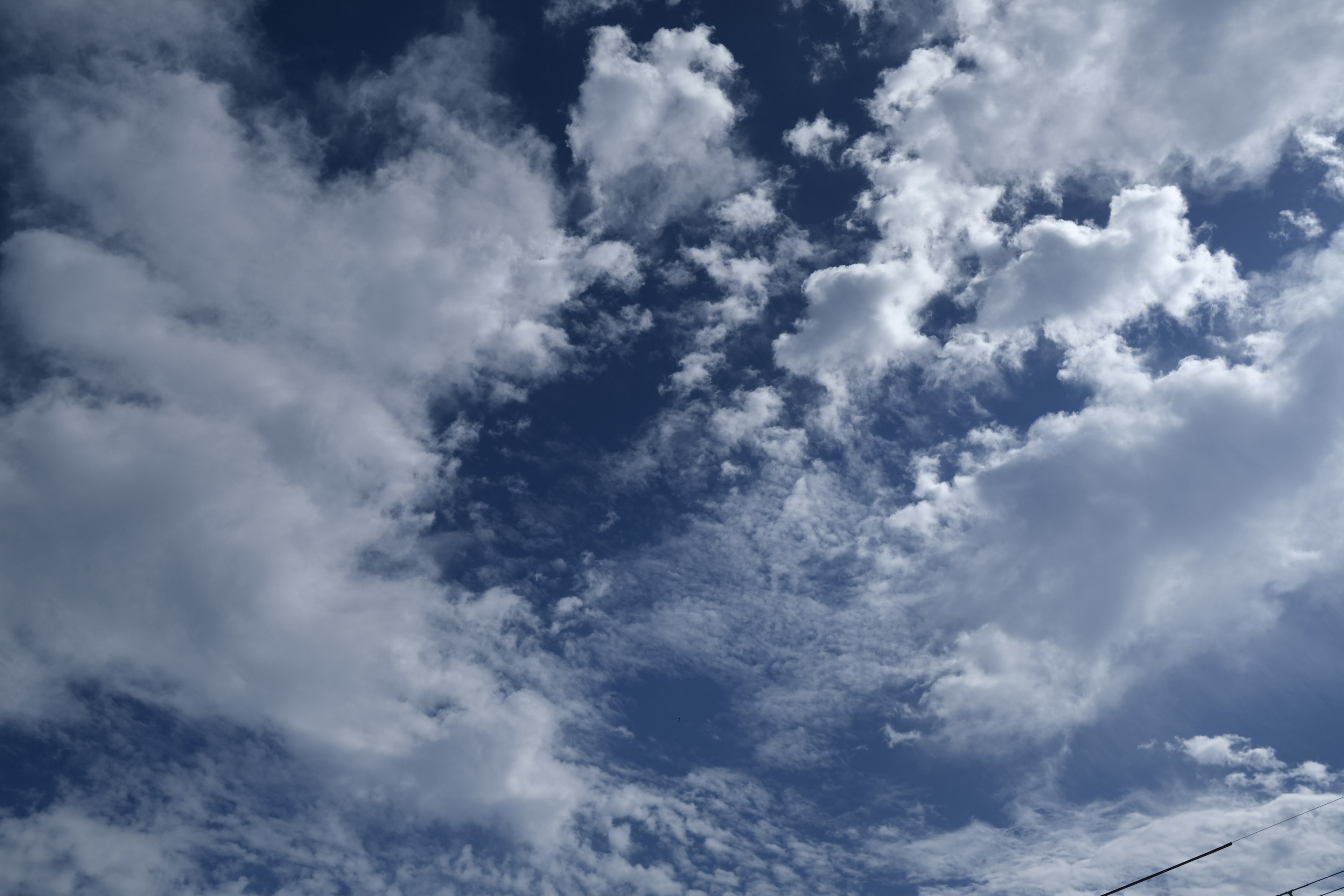 Langit biru dengan awan putih yang tersebar