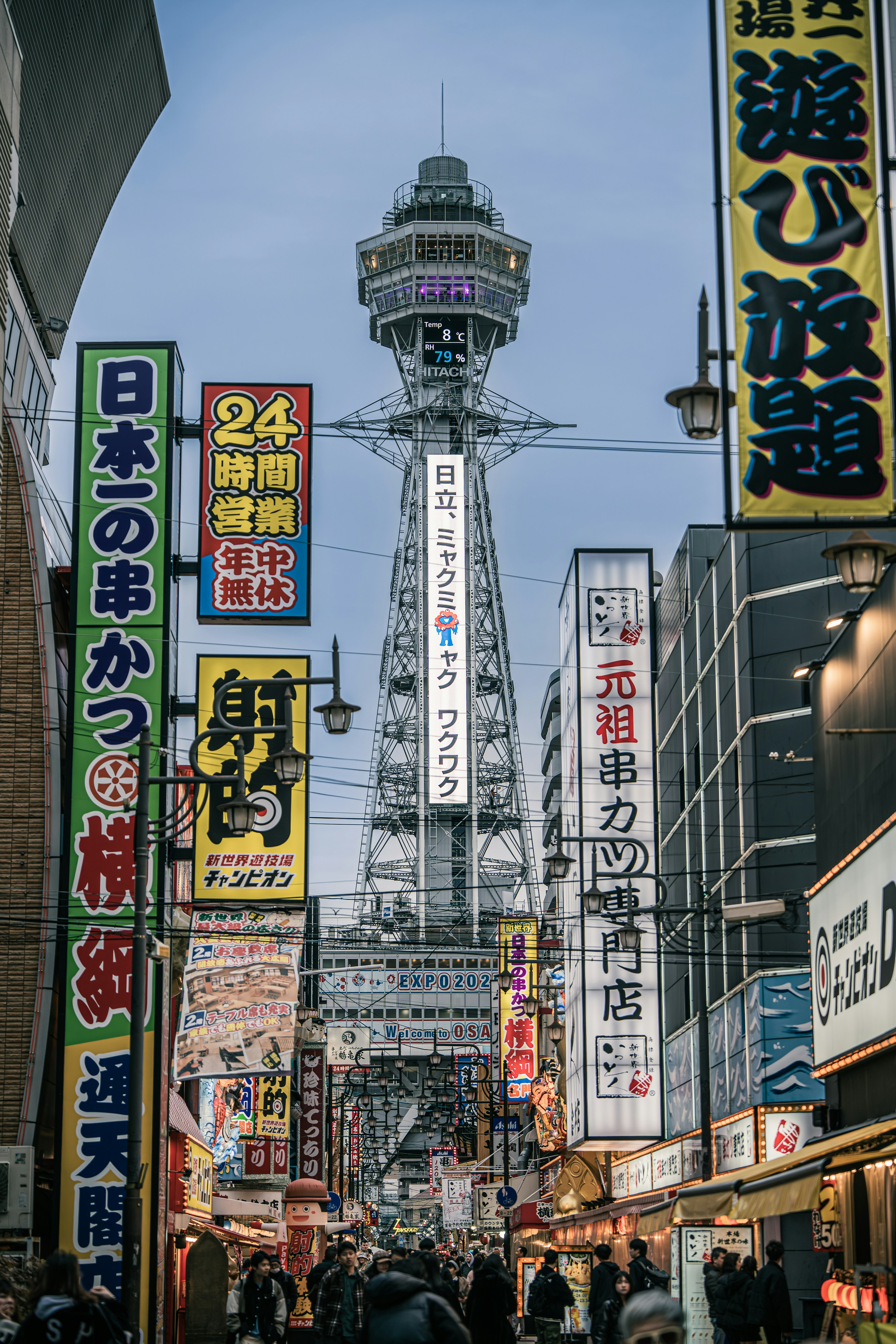 Cảnh đường phố Shinsekai với tháp Tsutenkaku