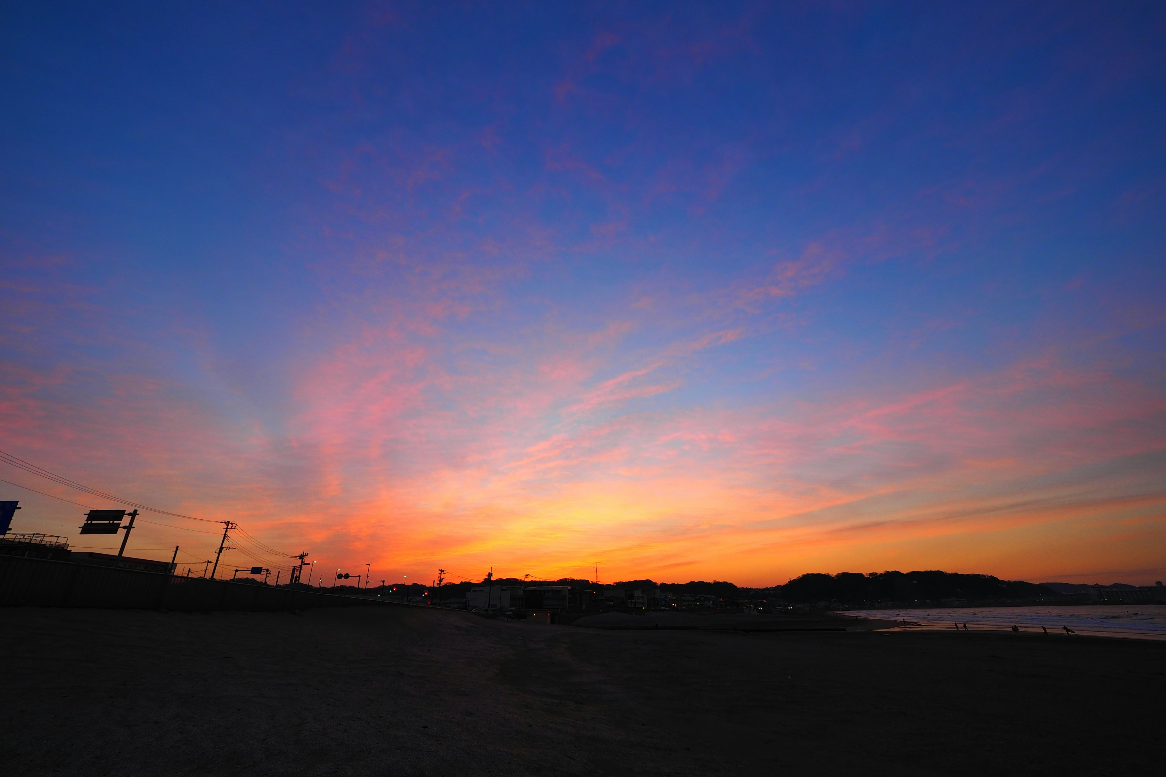 Hermoso cielo al atardecer con vista al mar tranquilo