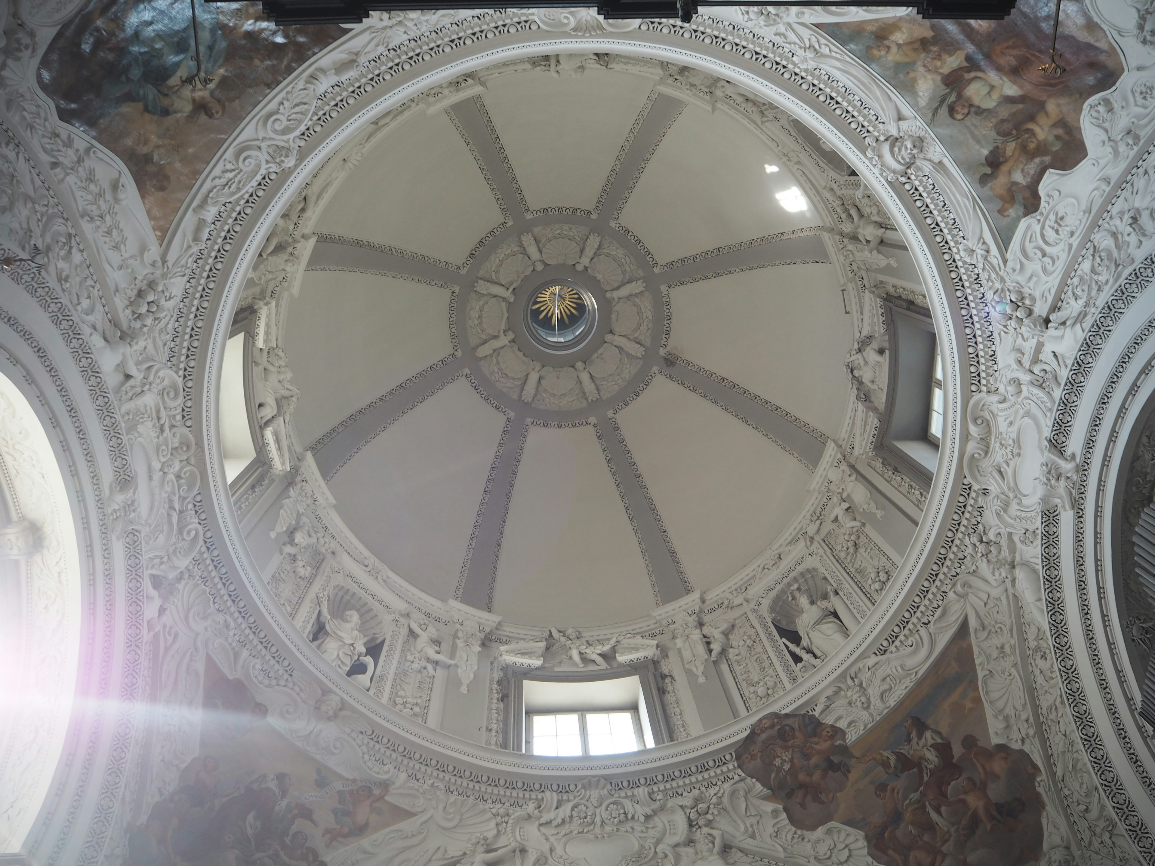 Vista del soffitto a cupola ornato con sculture e affreschi