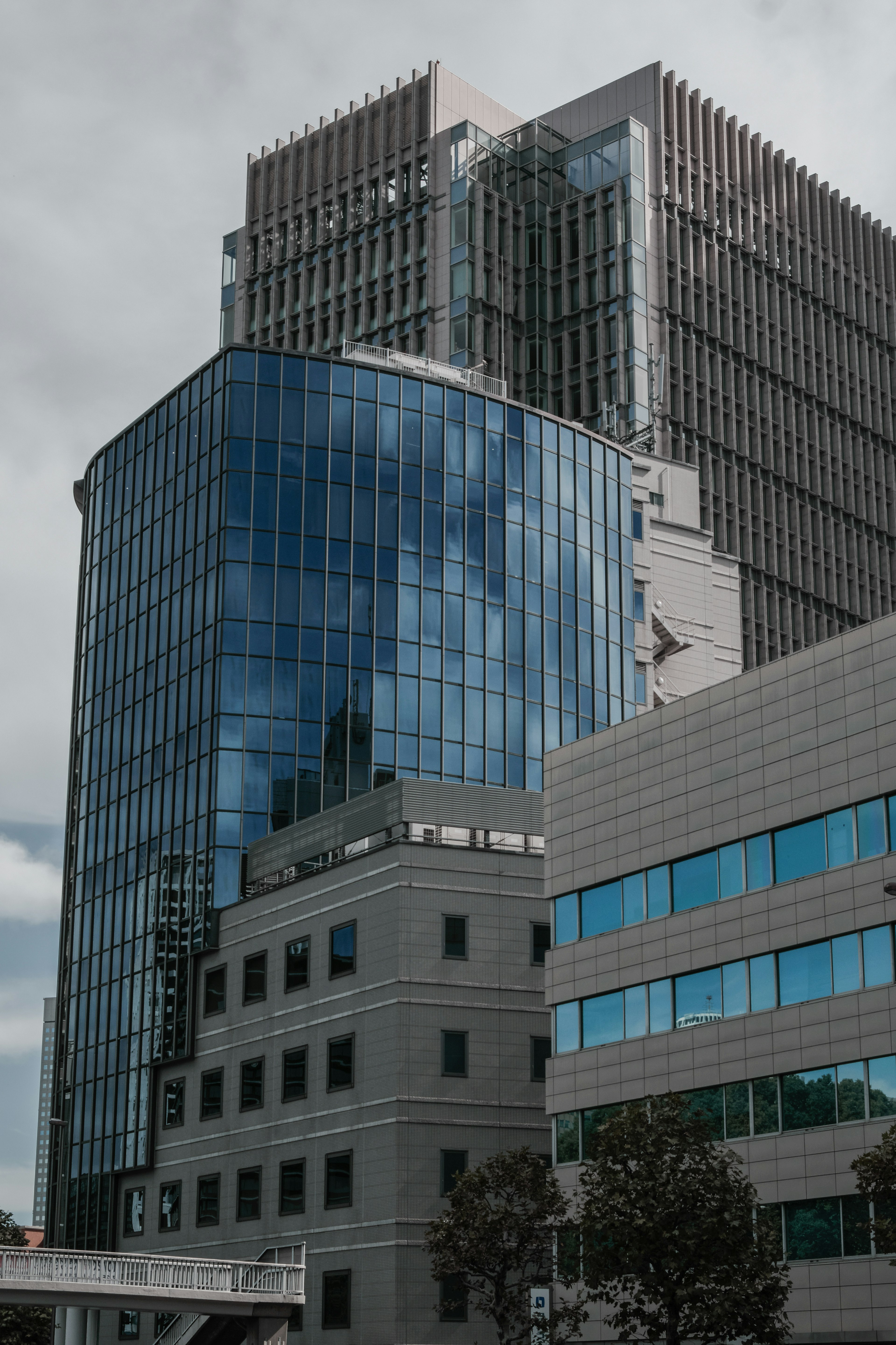 Edificio moderno con architettura complessa e riflessi di vetro