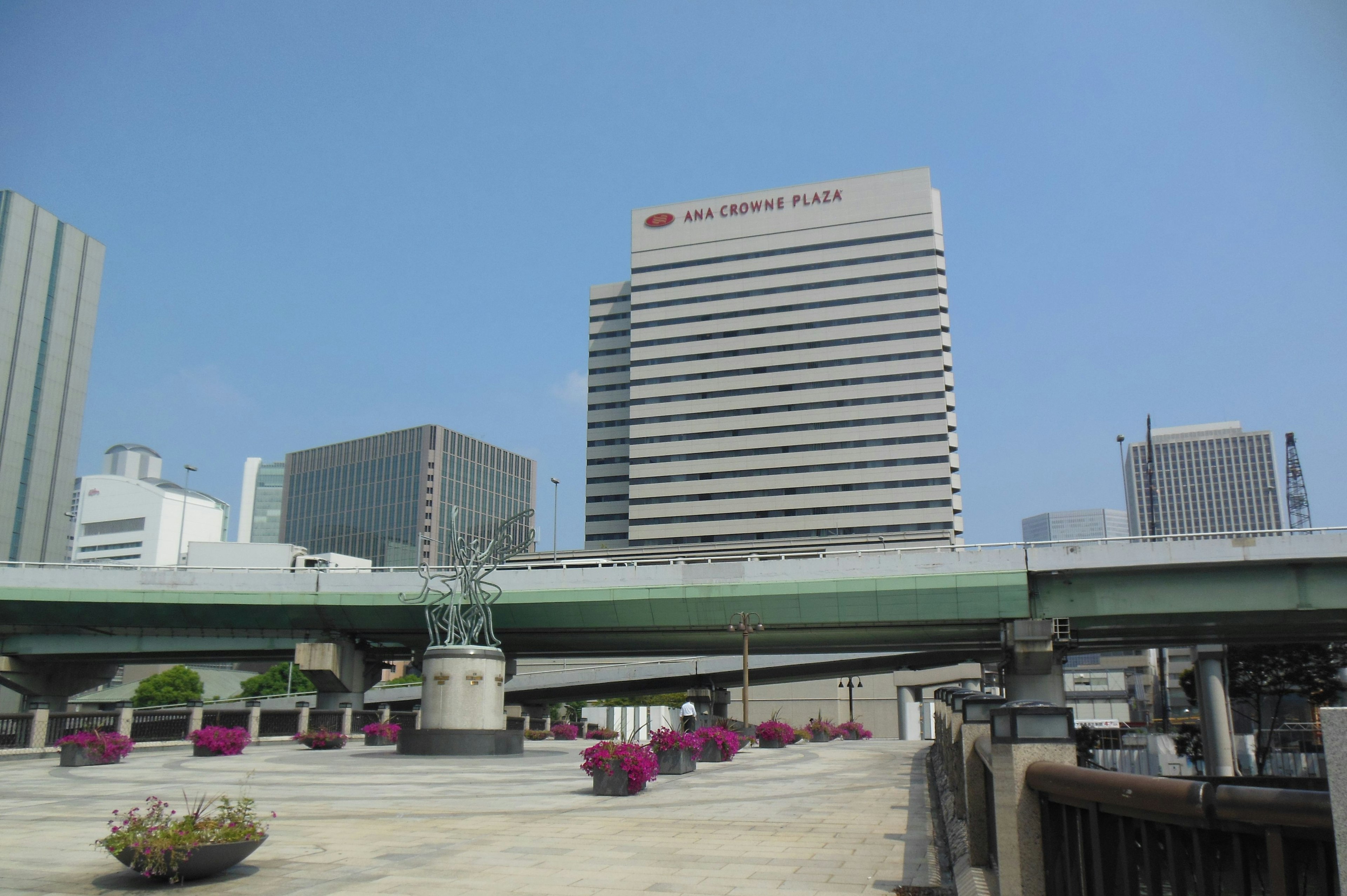 高層ビルと青空の景色 鮮やかな花がある都市の風景