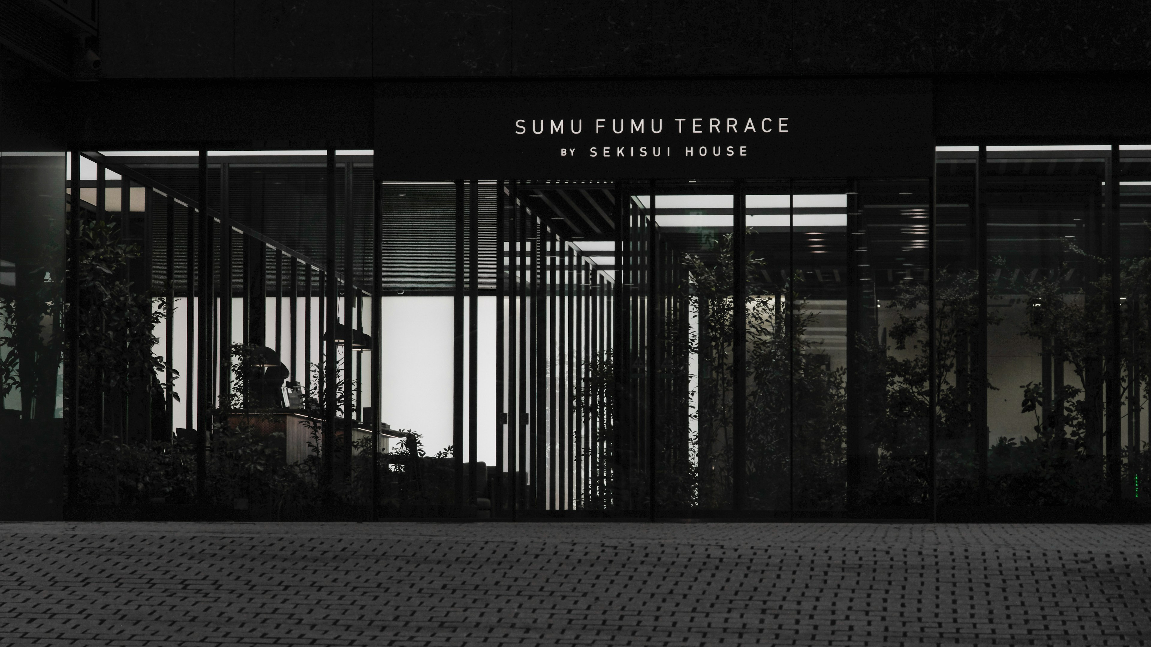 ภายนอกที่ทันสมัยของ Sumo Fumi Terrace พร้อมกับกระจกด้านหน้า