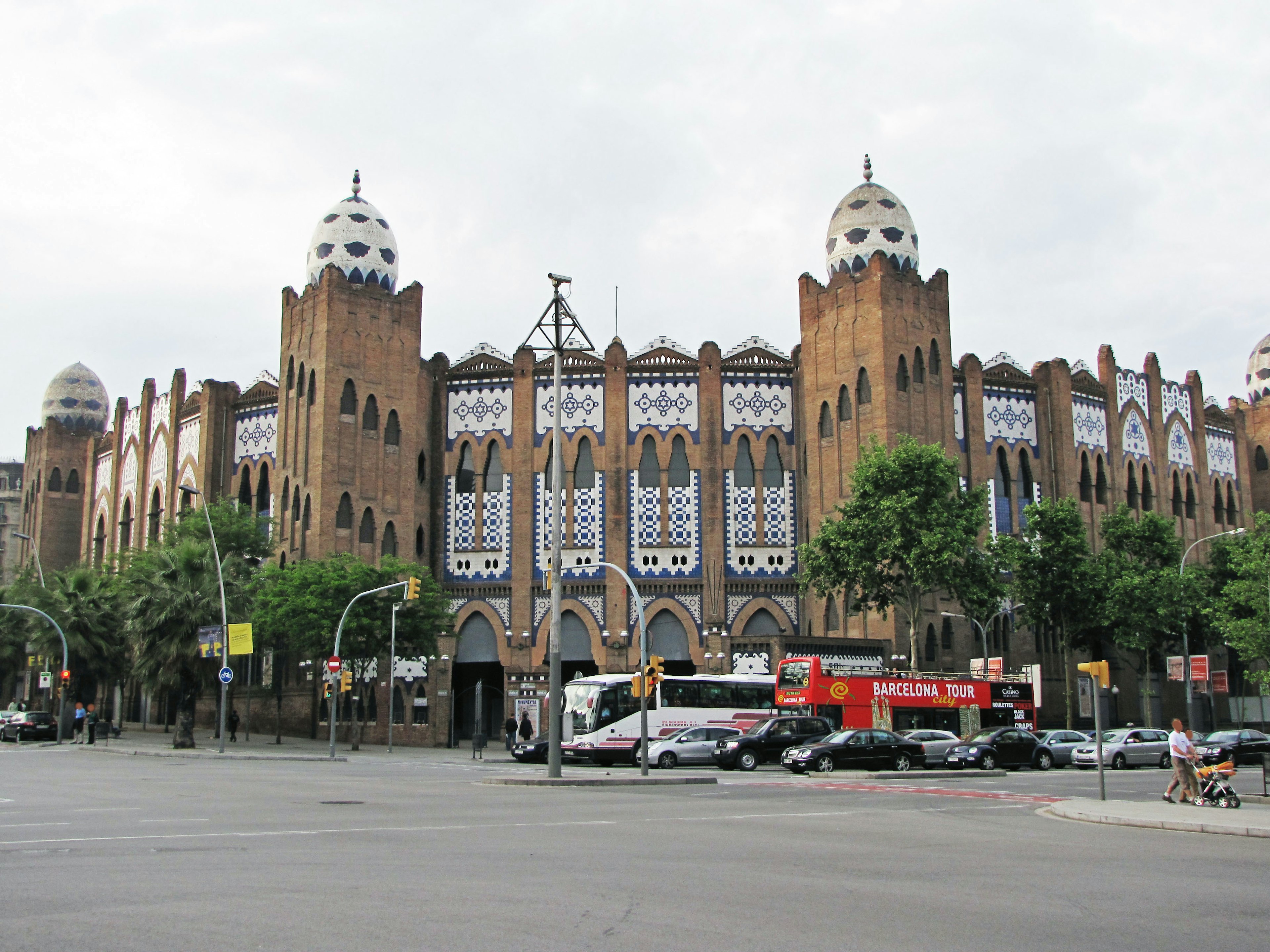 Cảnh bên ngoài của Cung điện Âm nhạc Catalan ở Barcelona