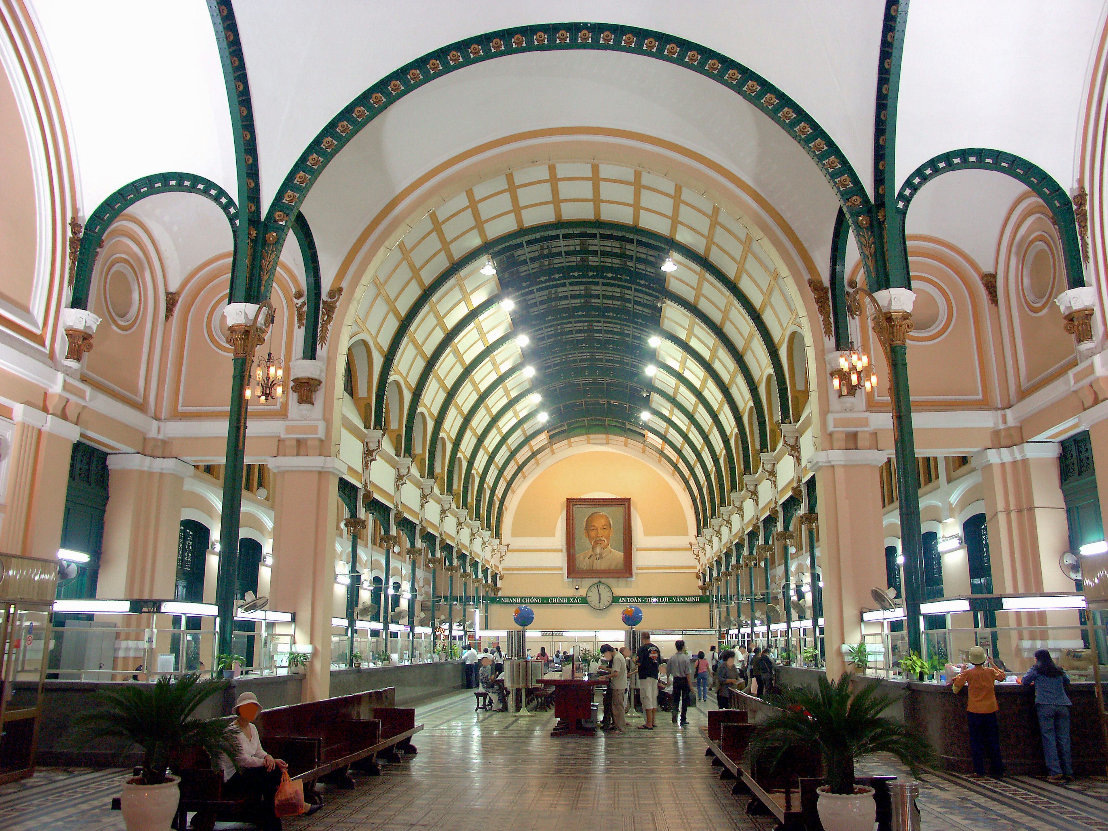 Interior kantor pos pusat Ho Chi Minh City dengan langit-langit melengkung dan kolom dekoratif