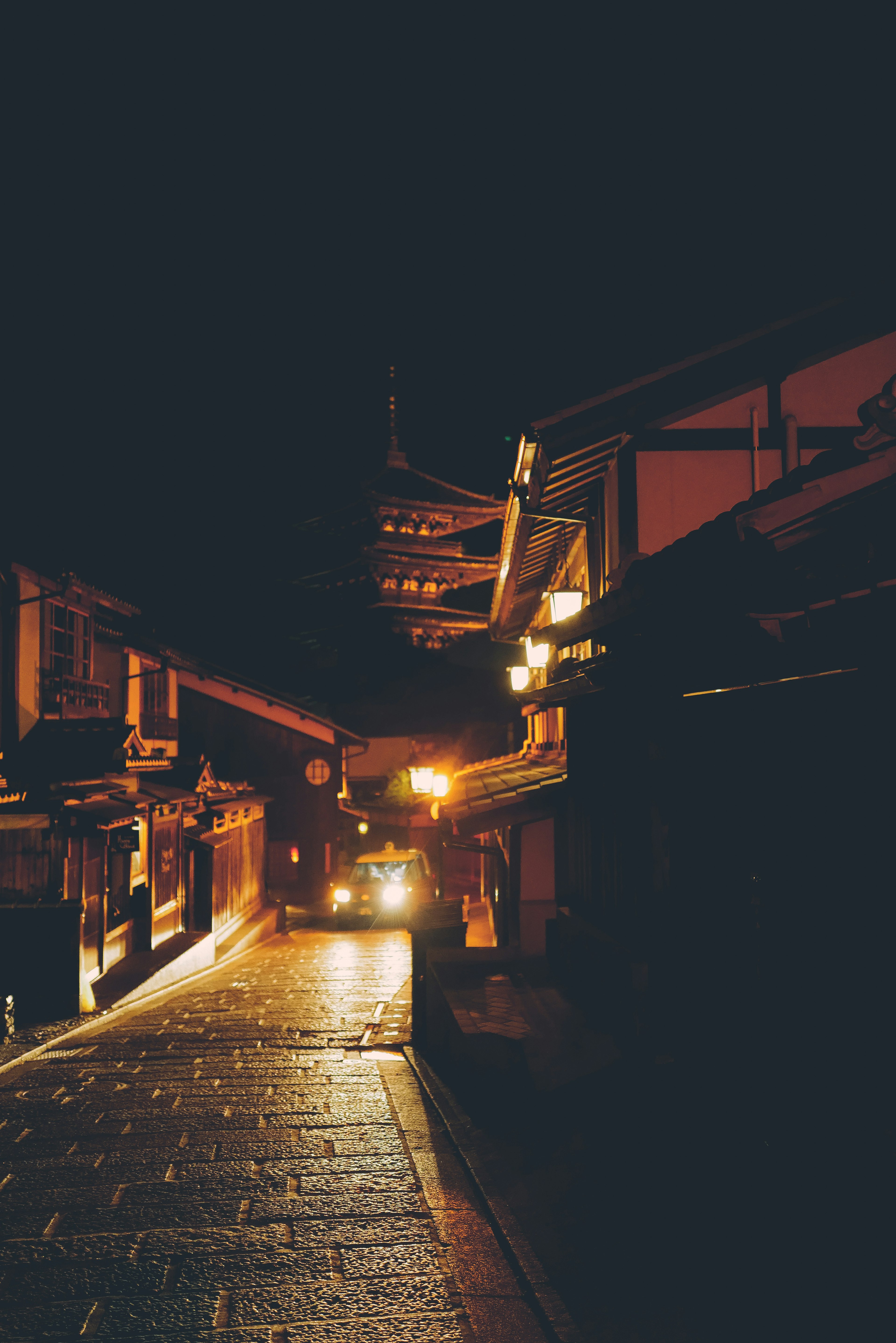 Scène de rue tranquille la nuit avec des lumières chaudes