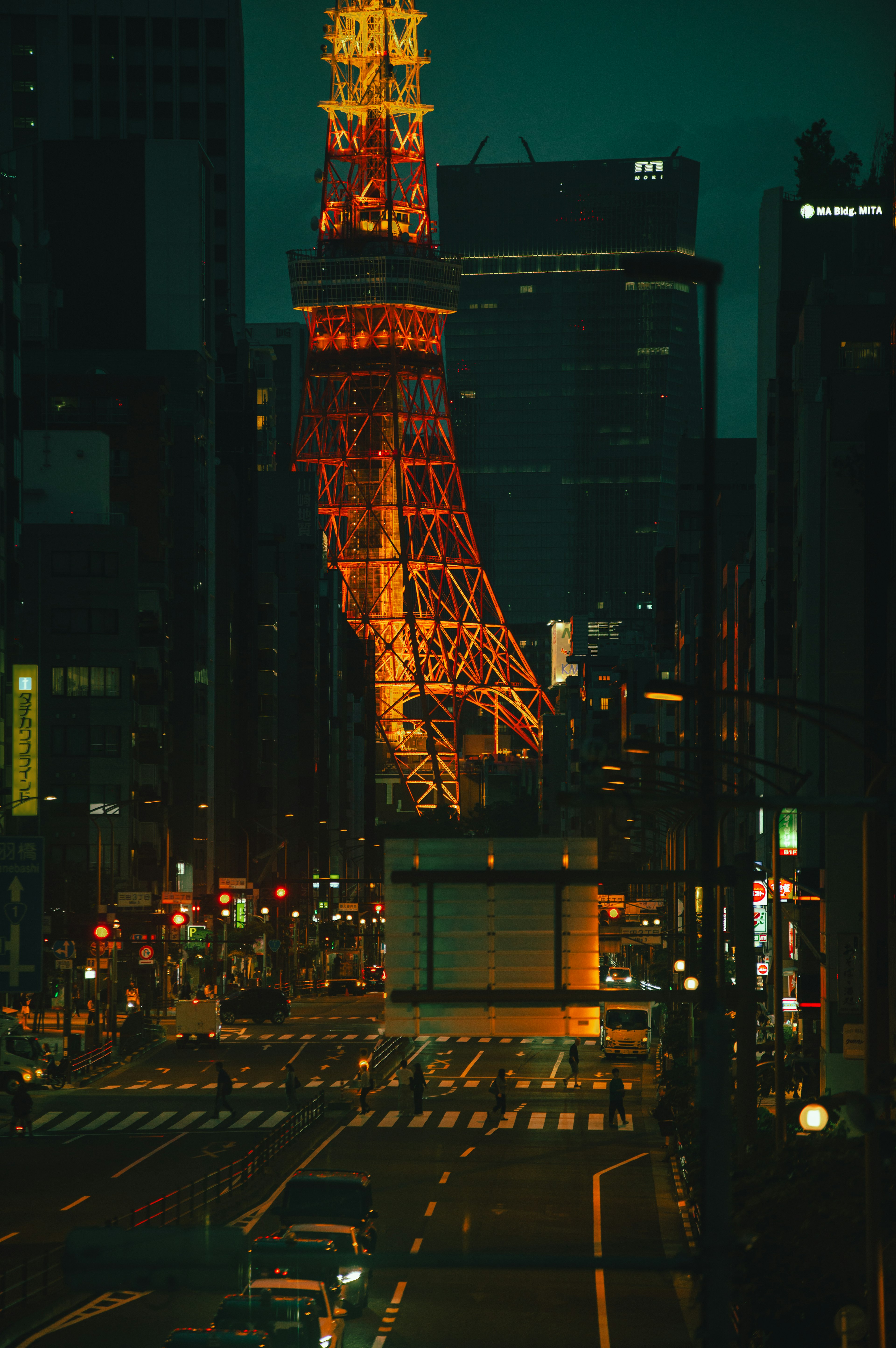 東京タワーが夜景に照らされている画像