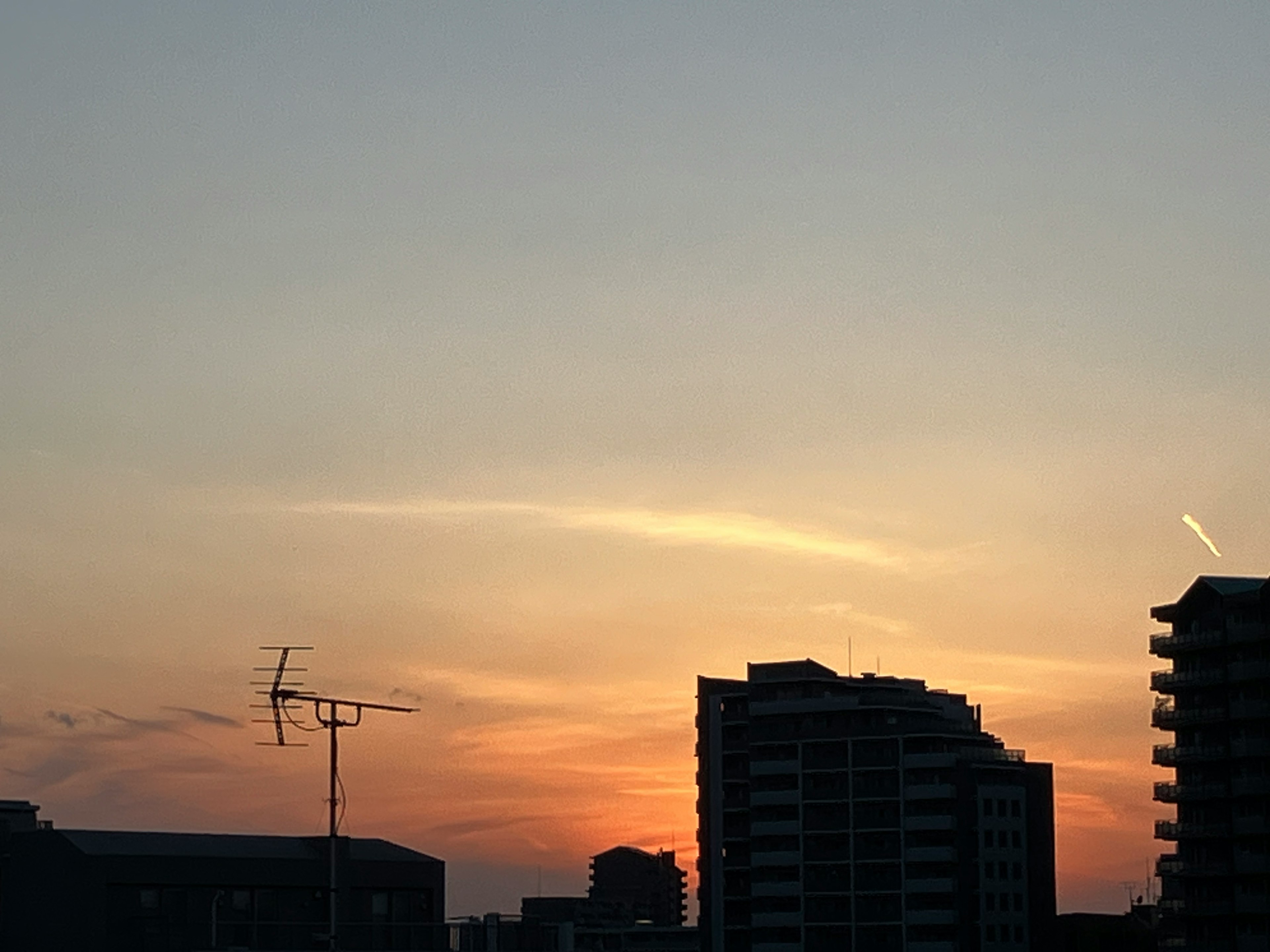 夕焼けの空と高層ビルが見える都市の風景