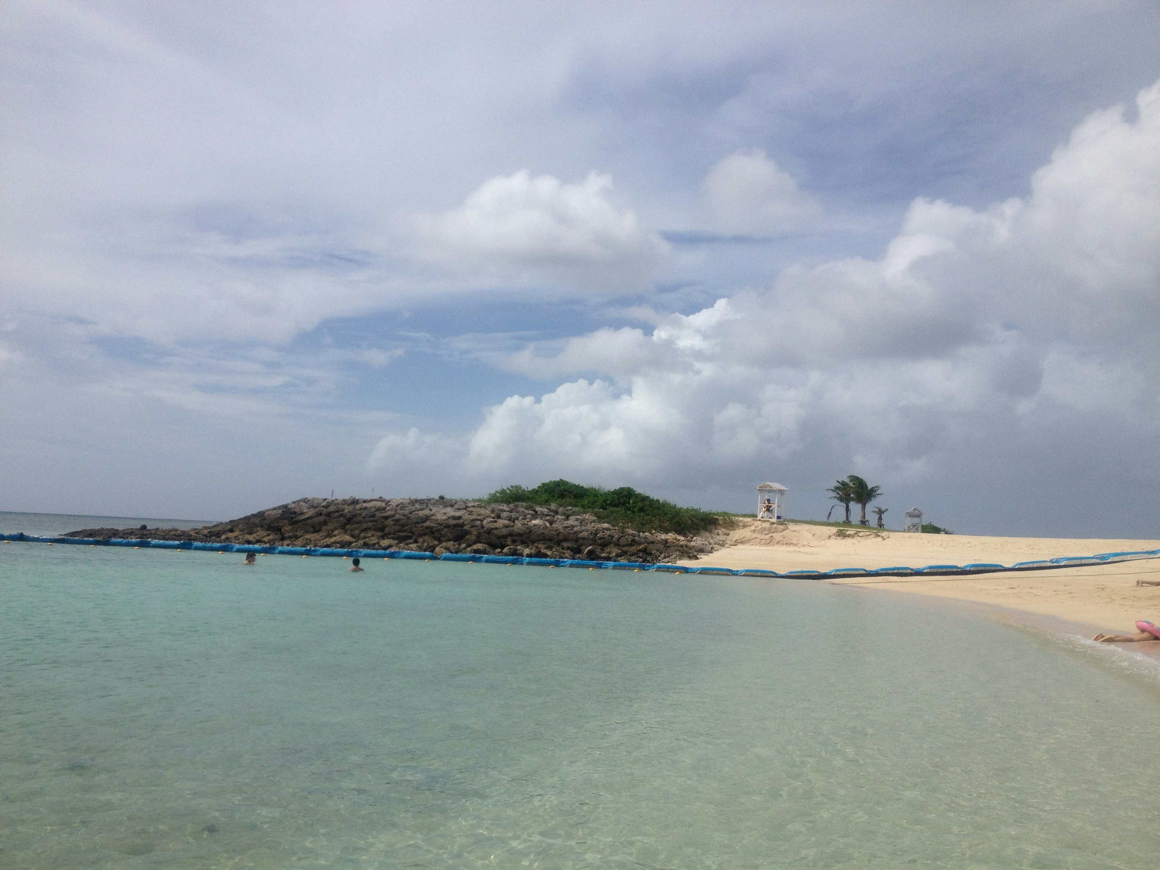 Une scène de plage sereine avec de l'eau turquoise claire et du sable blanc doux