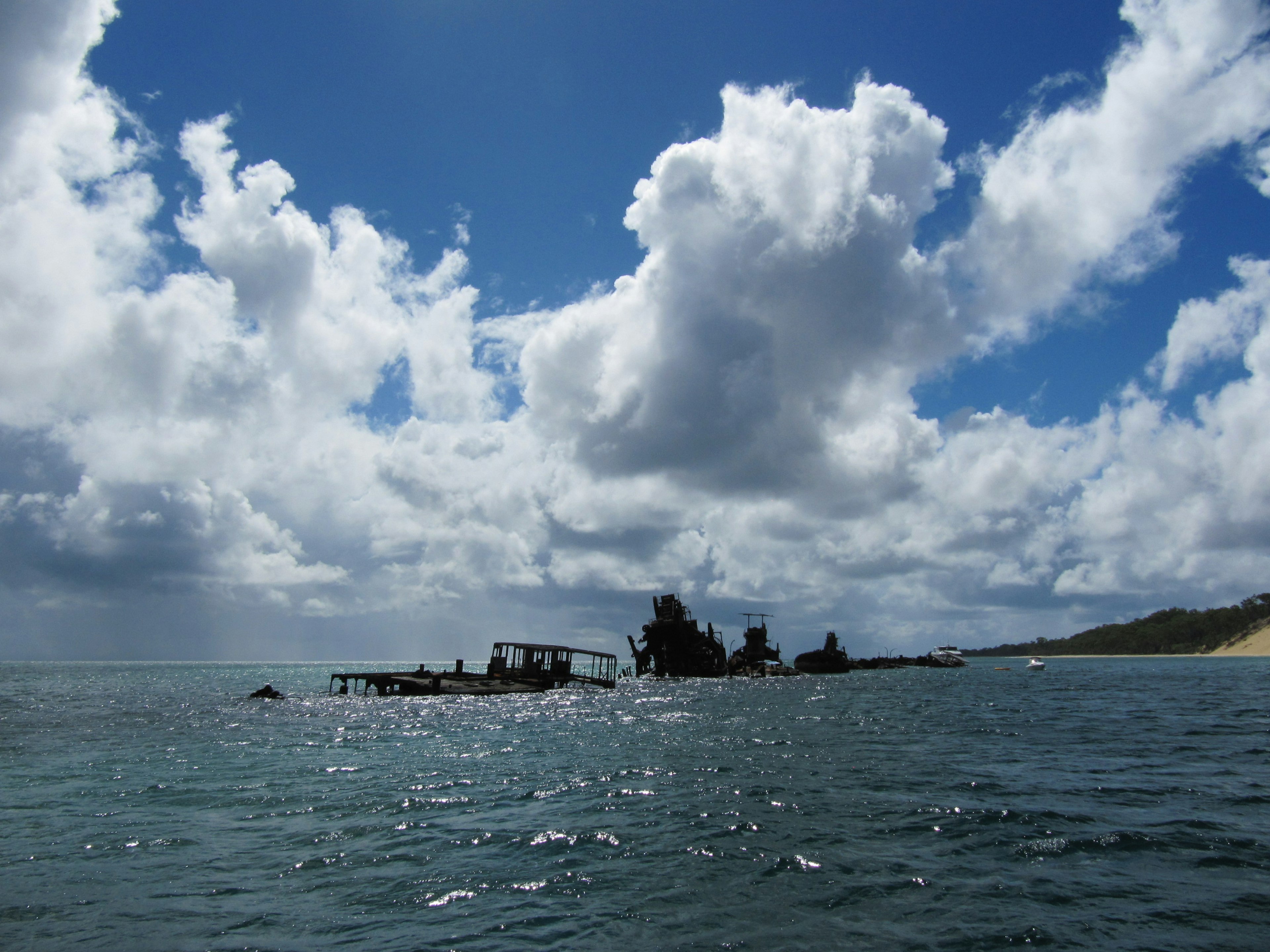 Bateau coulé sur l'eau avec des nuages dramatiques