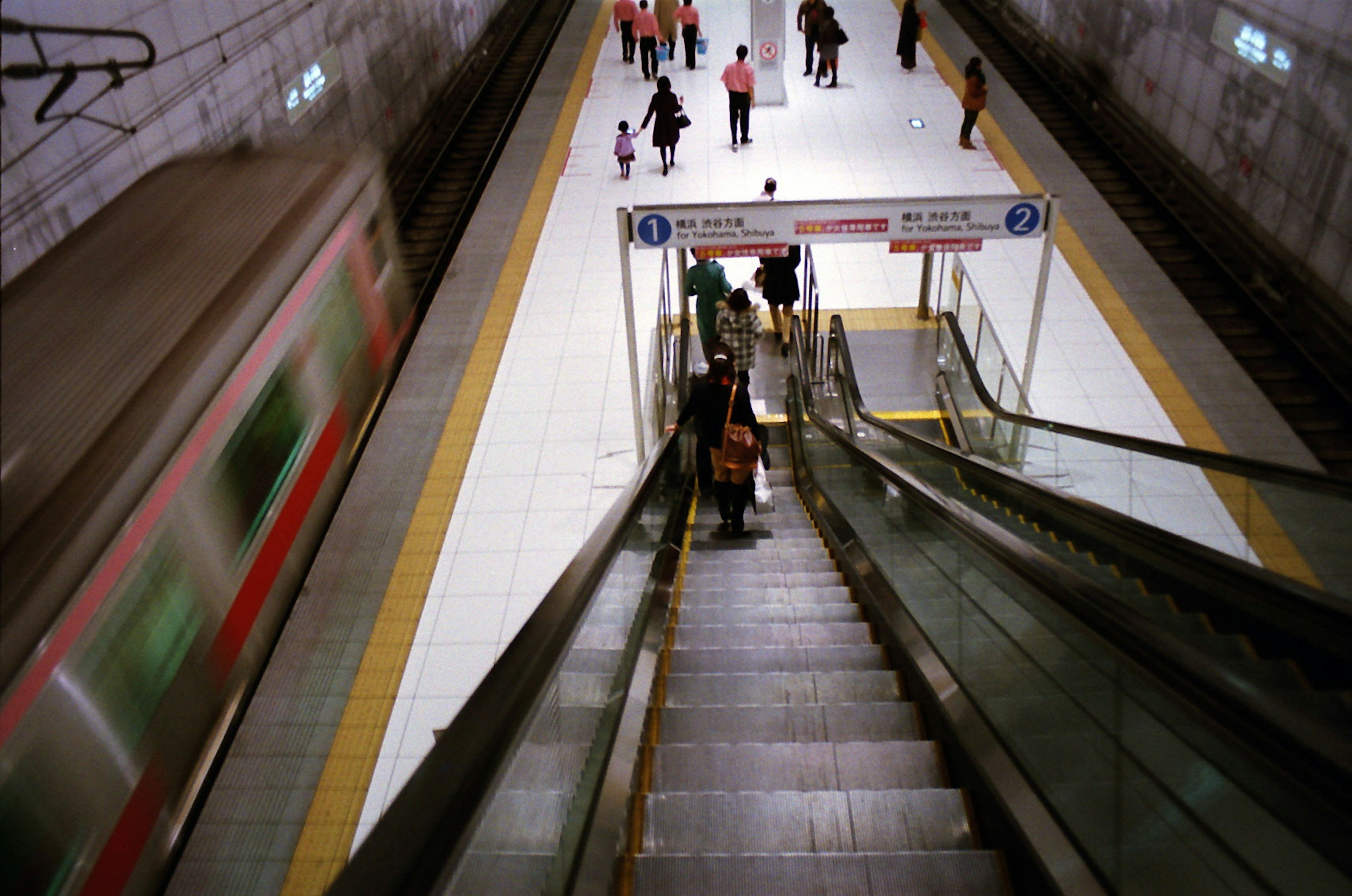 地下鉄の駅のエスカレーターと乗客