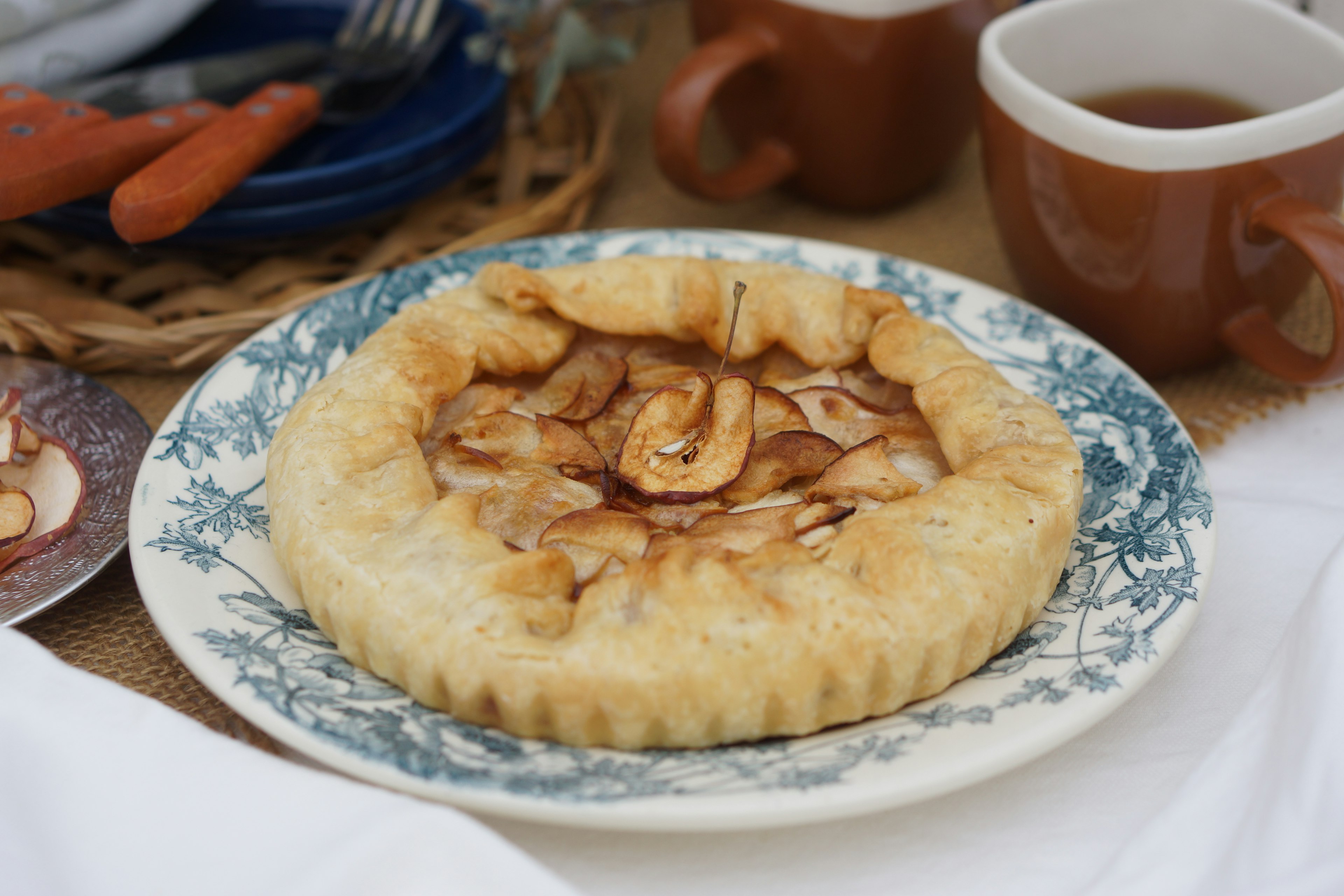 Tarte aux pommes servie sur une belle assiette à motif bleu