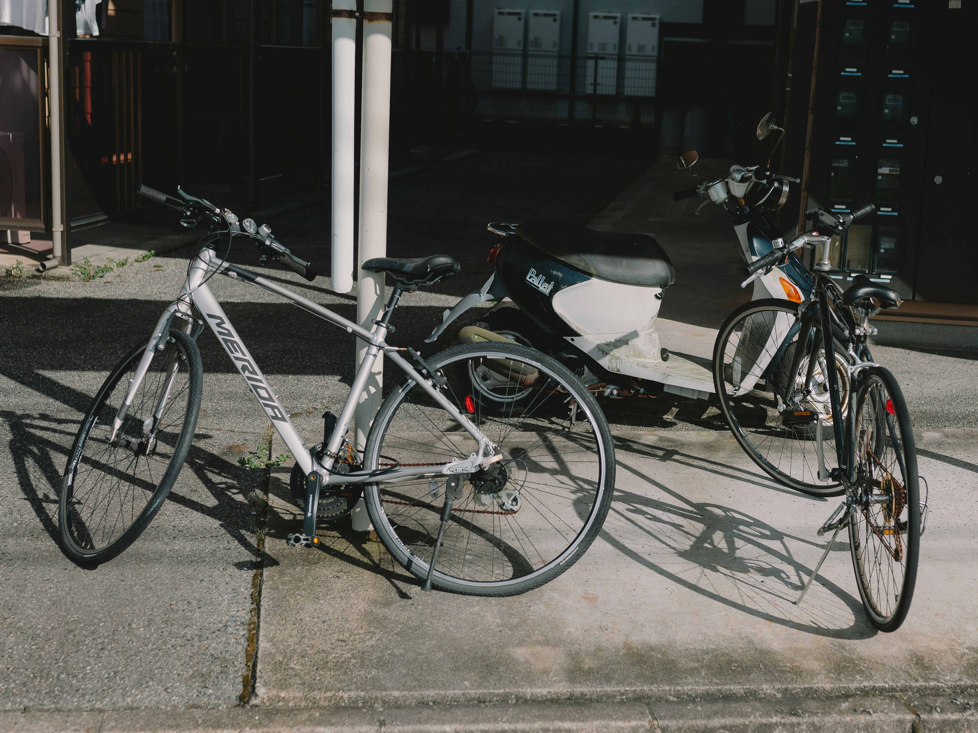 Una bicicletta bianca e una bicicletta nera parcheggiate insieme su una strada