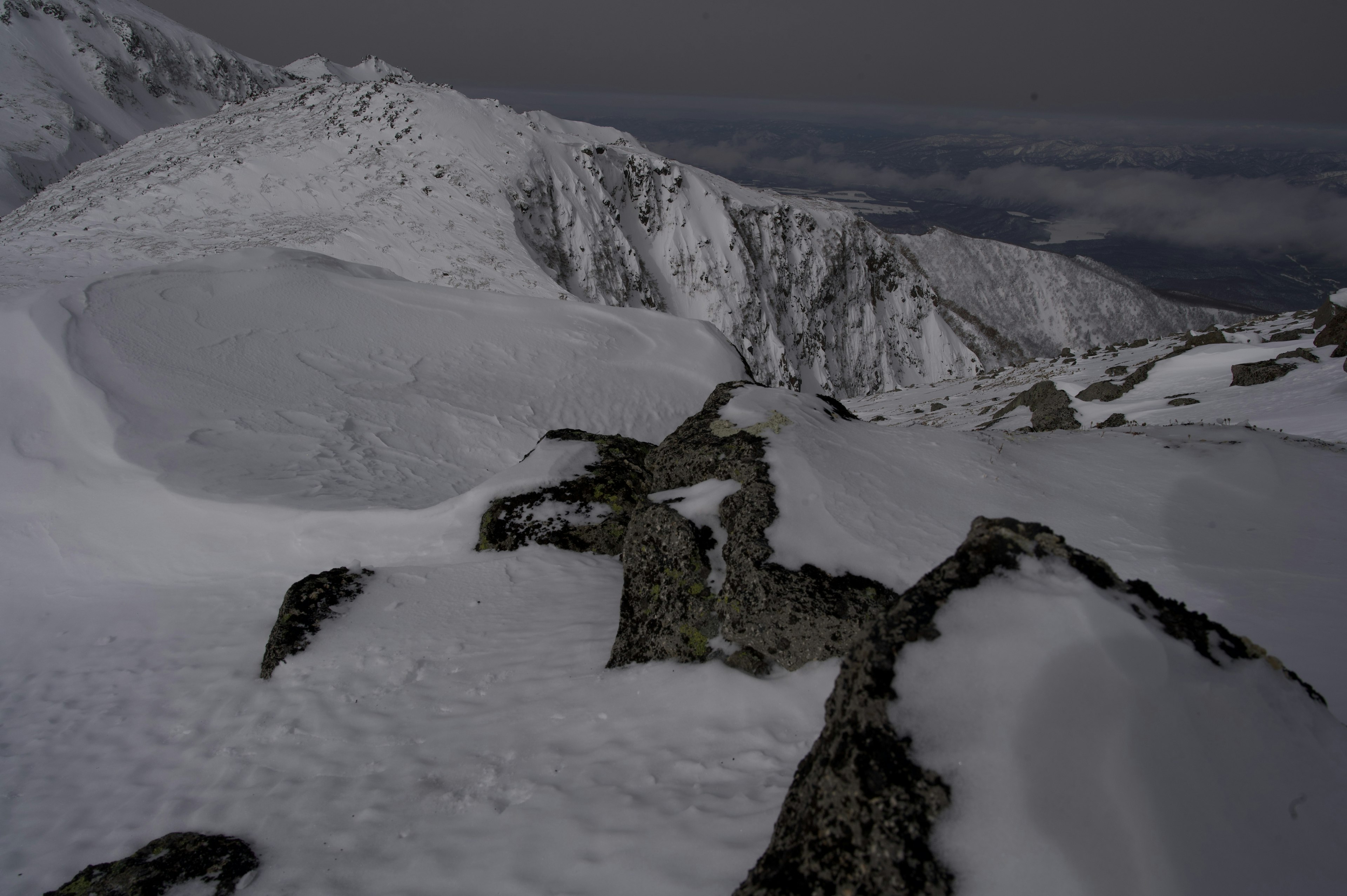 Paisaje montañoso cubierto de nieve con rocas detalladas