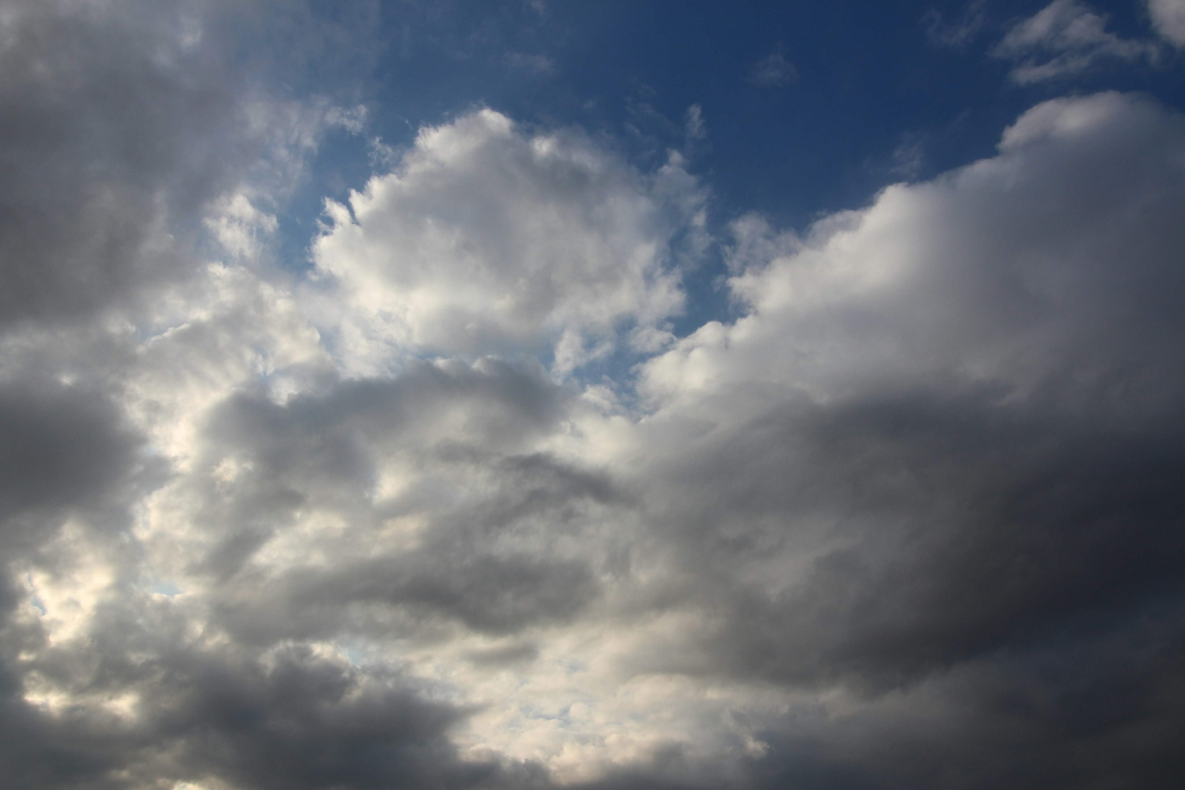 Hermosos patrones de nubes flotando en el cielo azul