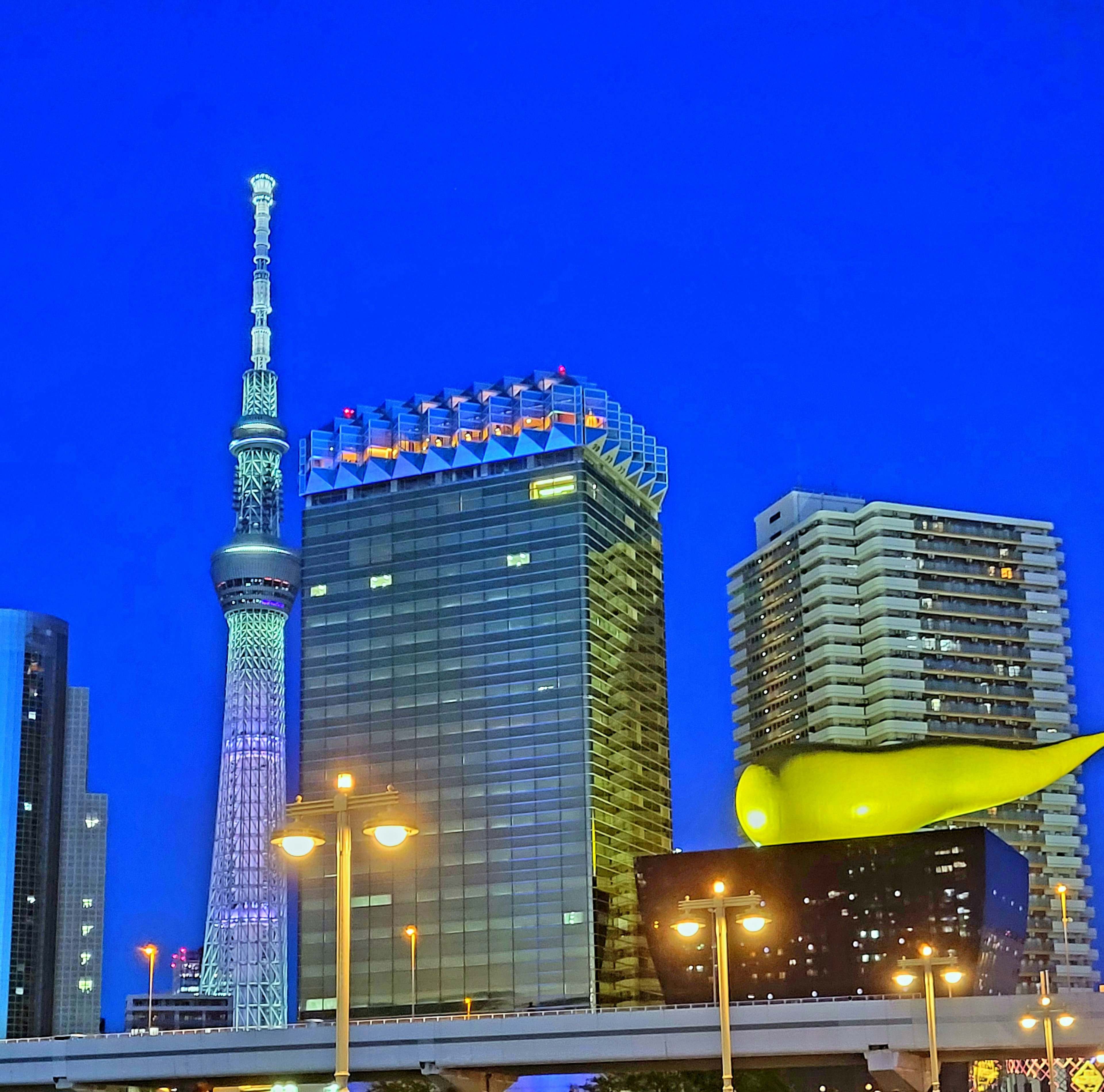 Tokyo Skytree e la torre Asahi di notte