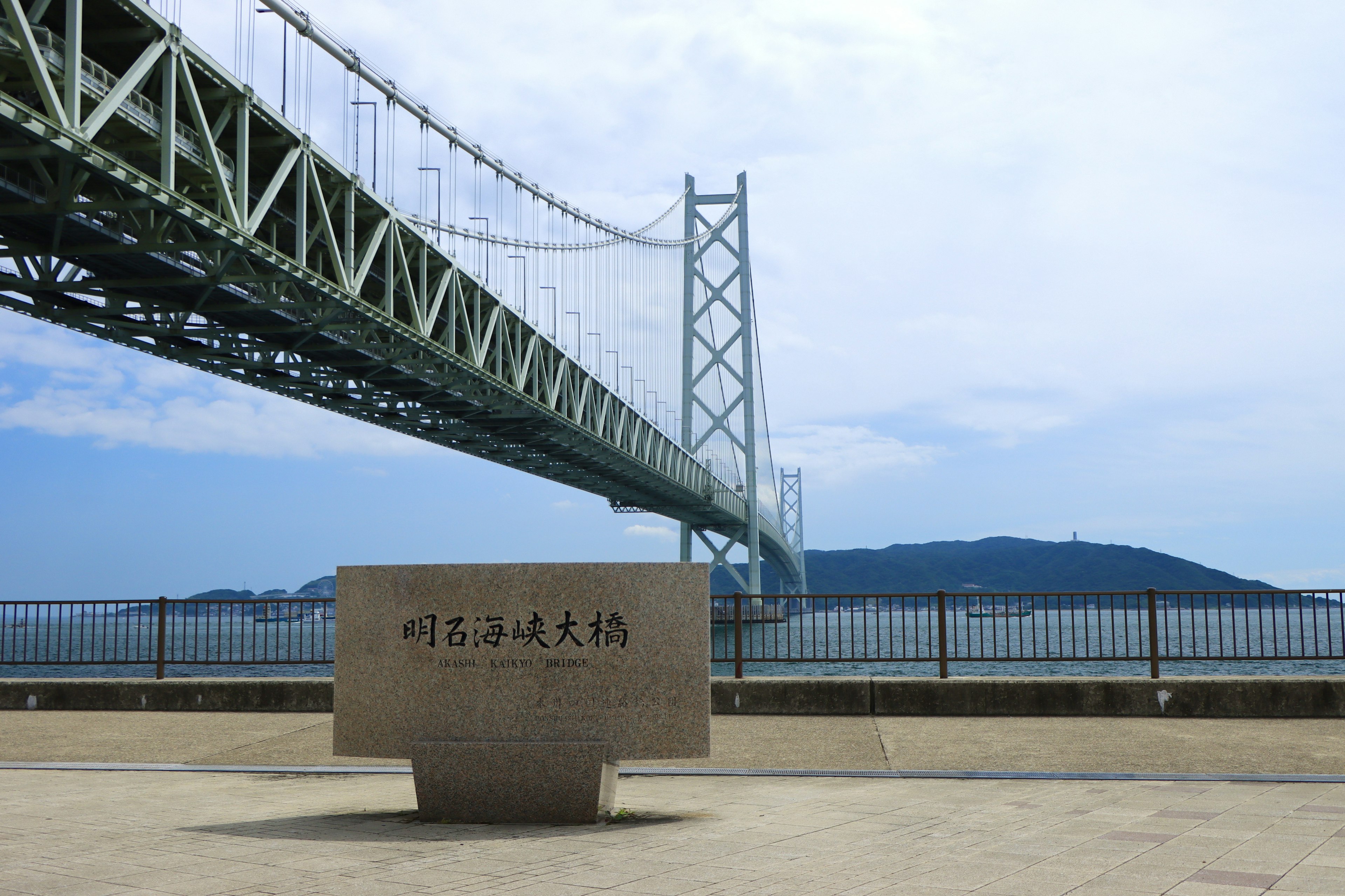 Blick auf die Akashi-Kaikyō-Brücke mit Denkmal