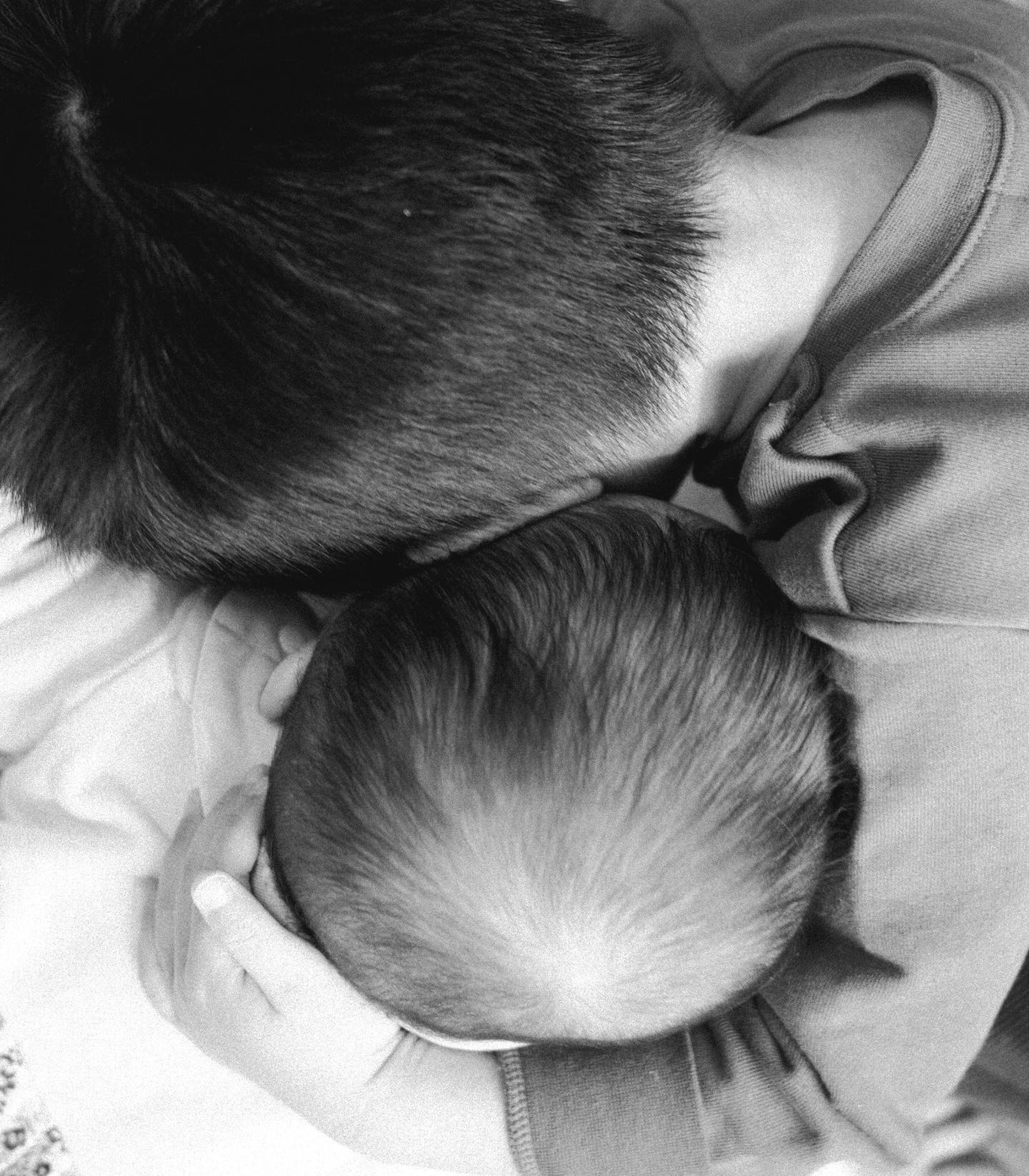 Photo en noir et blanc de deux enfants qui se câlinent