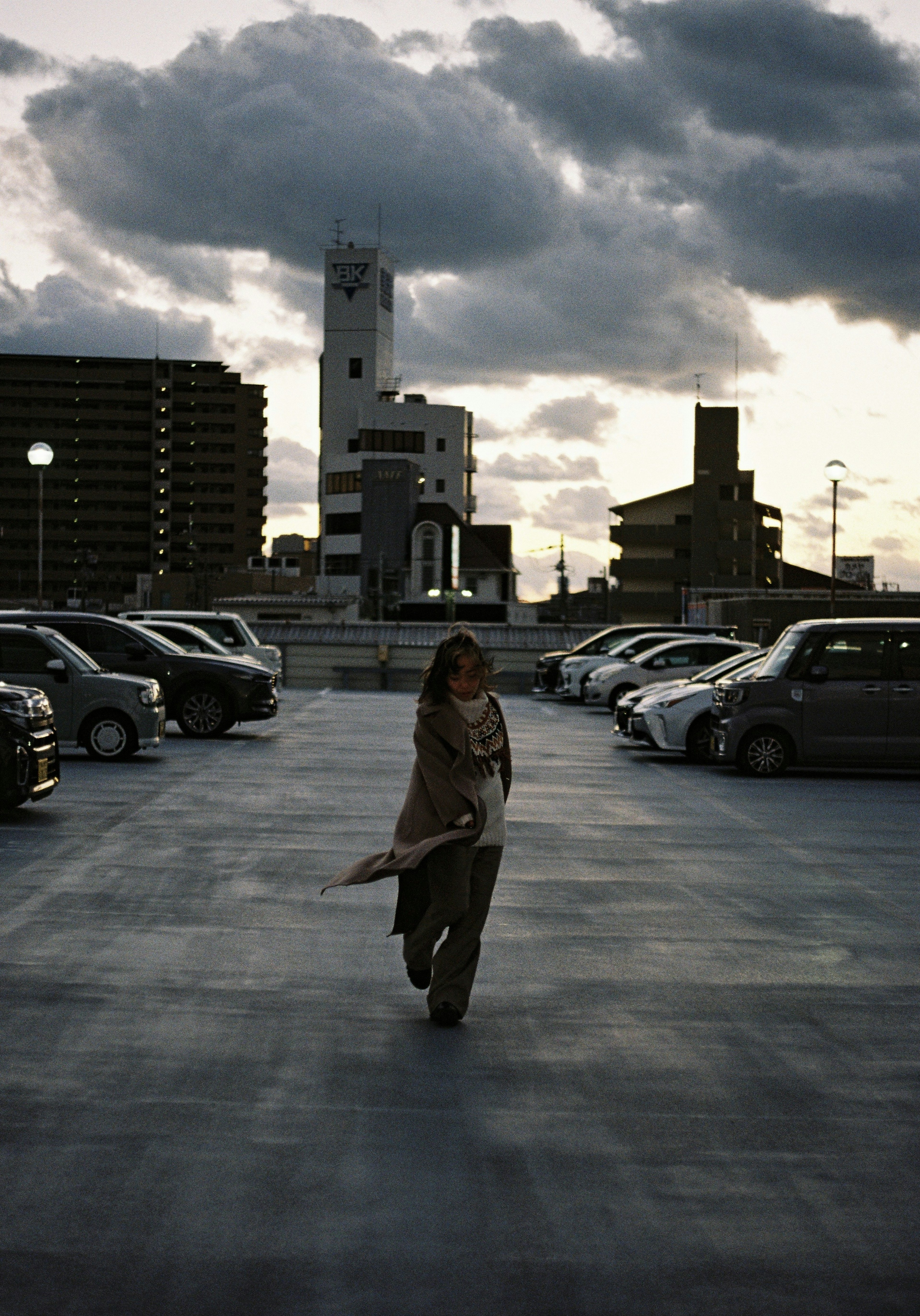 停車場行走的女性與背景建築