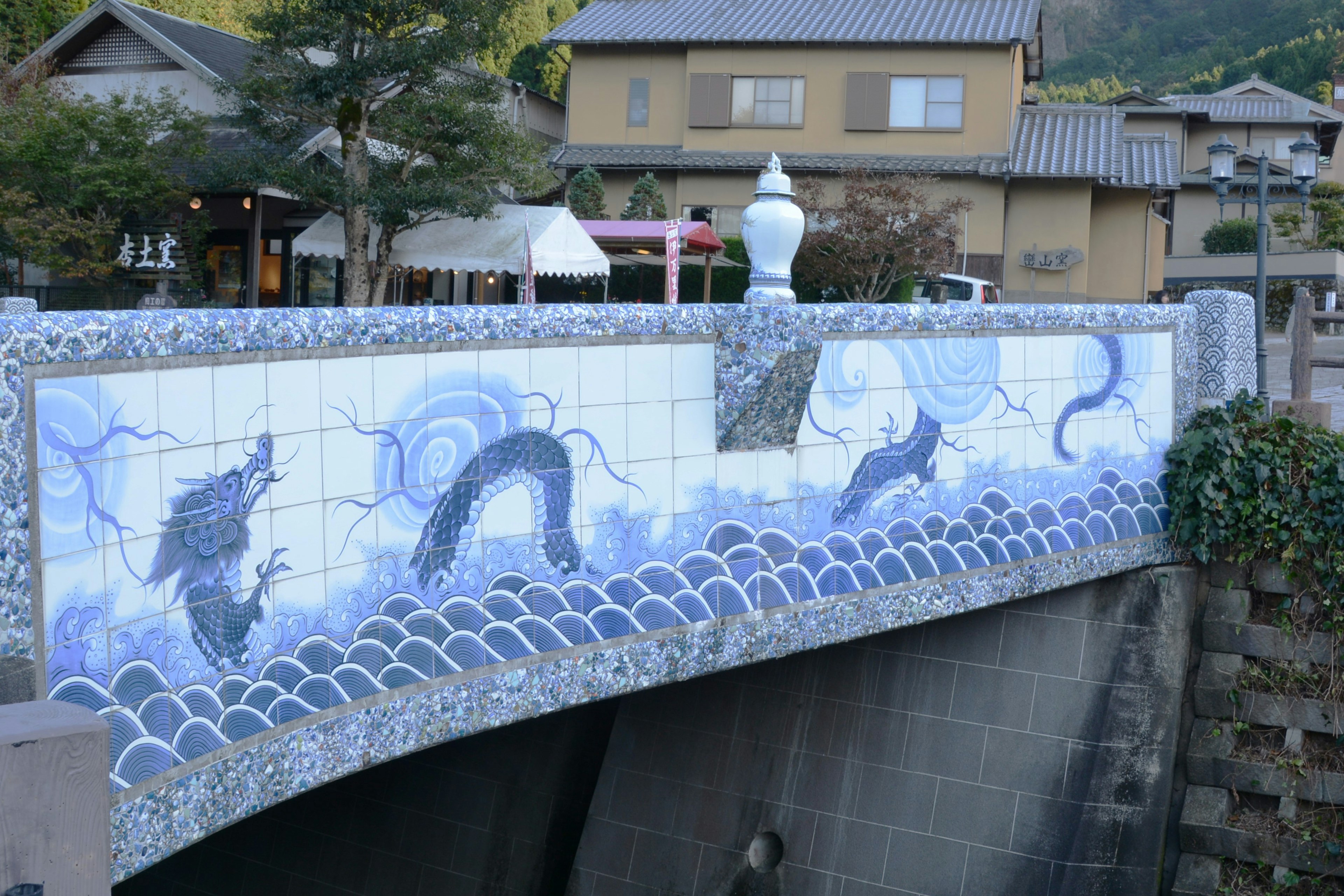 Un pont orné de carreaux bleus avec des motifs de dragon sur le côté