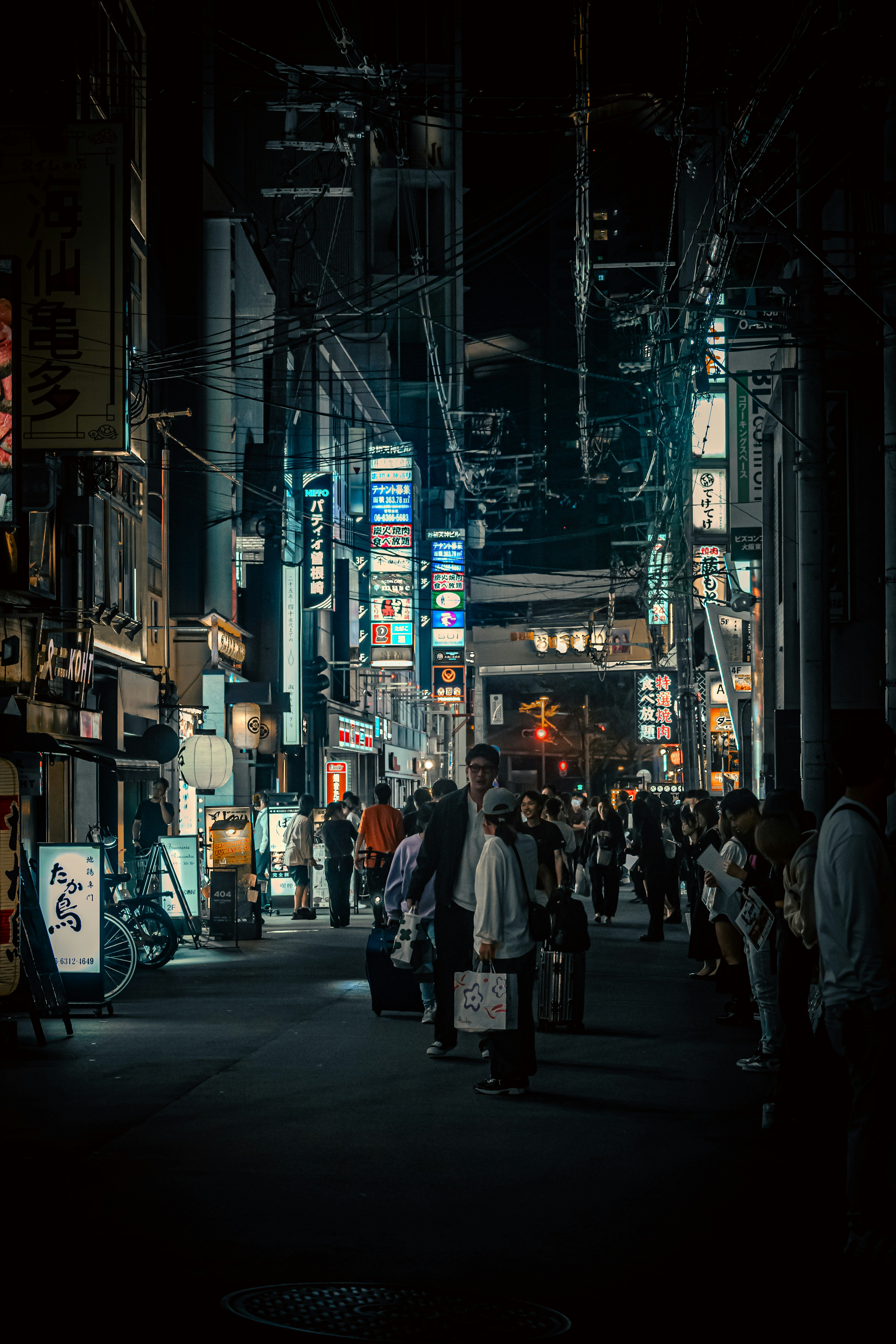 繁忙的夜生活场景，行人在城市街道上走动