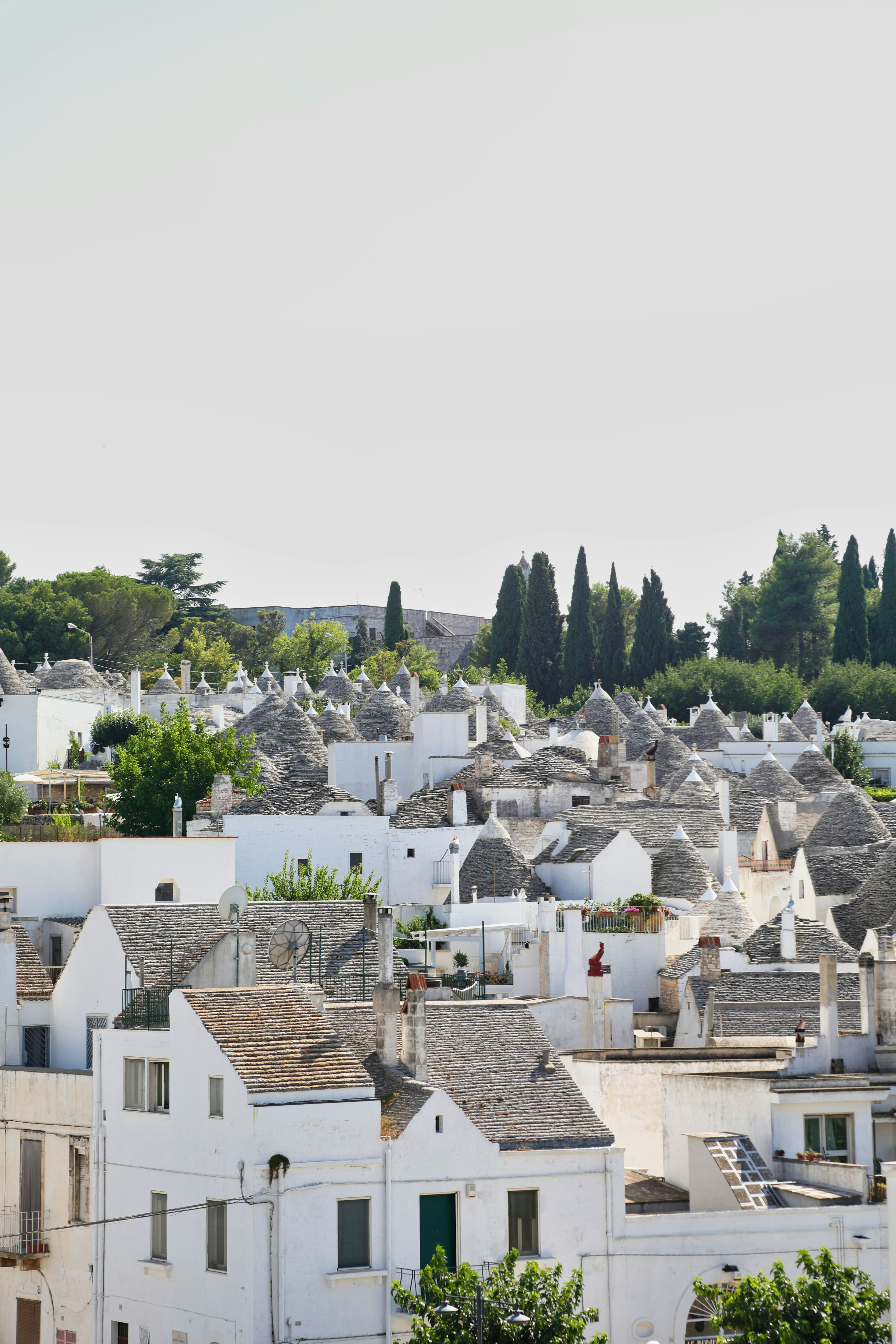 Un paysage de maisons blanches sur des collines