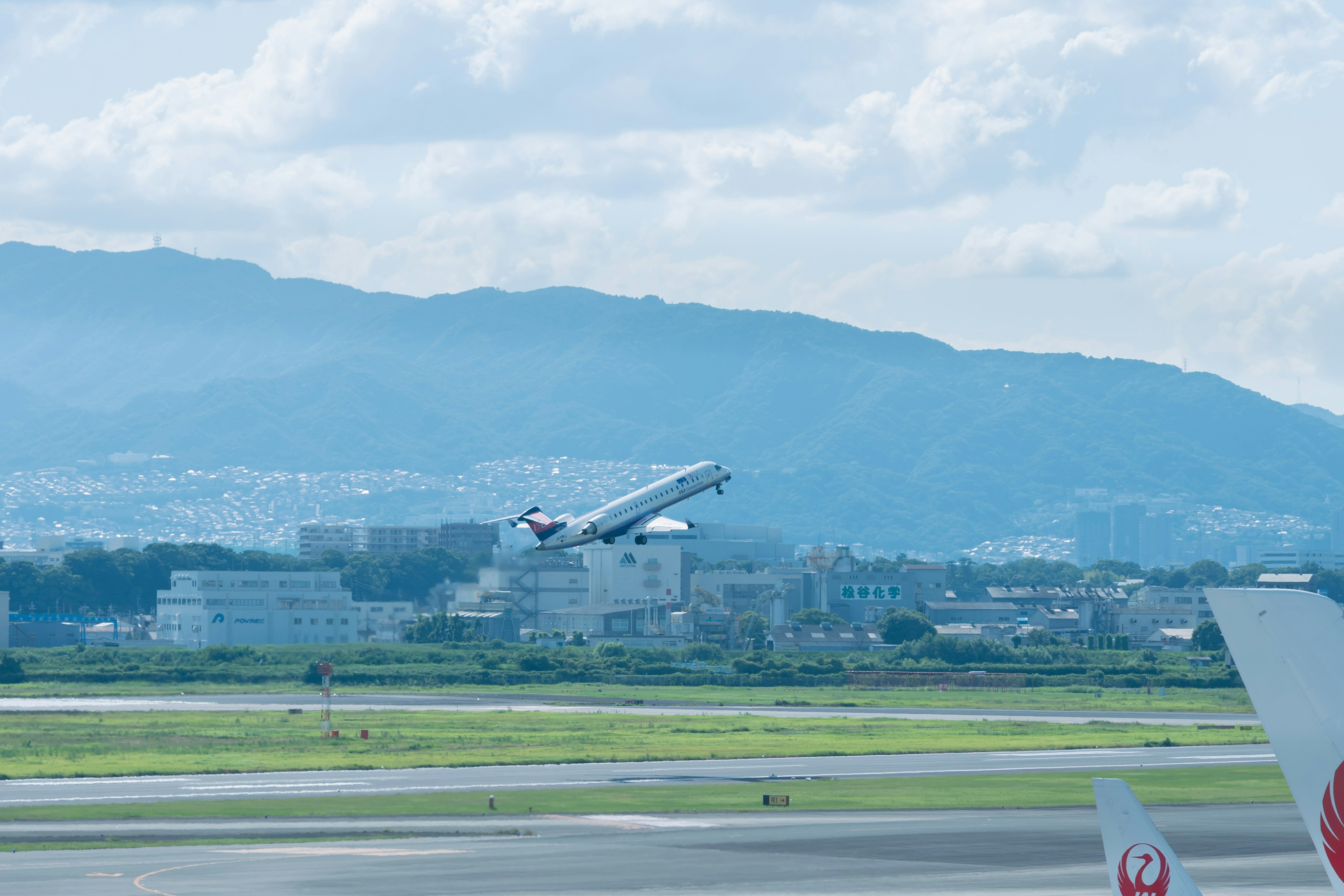 空港で離陸する飛行機と青い空