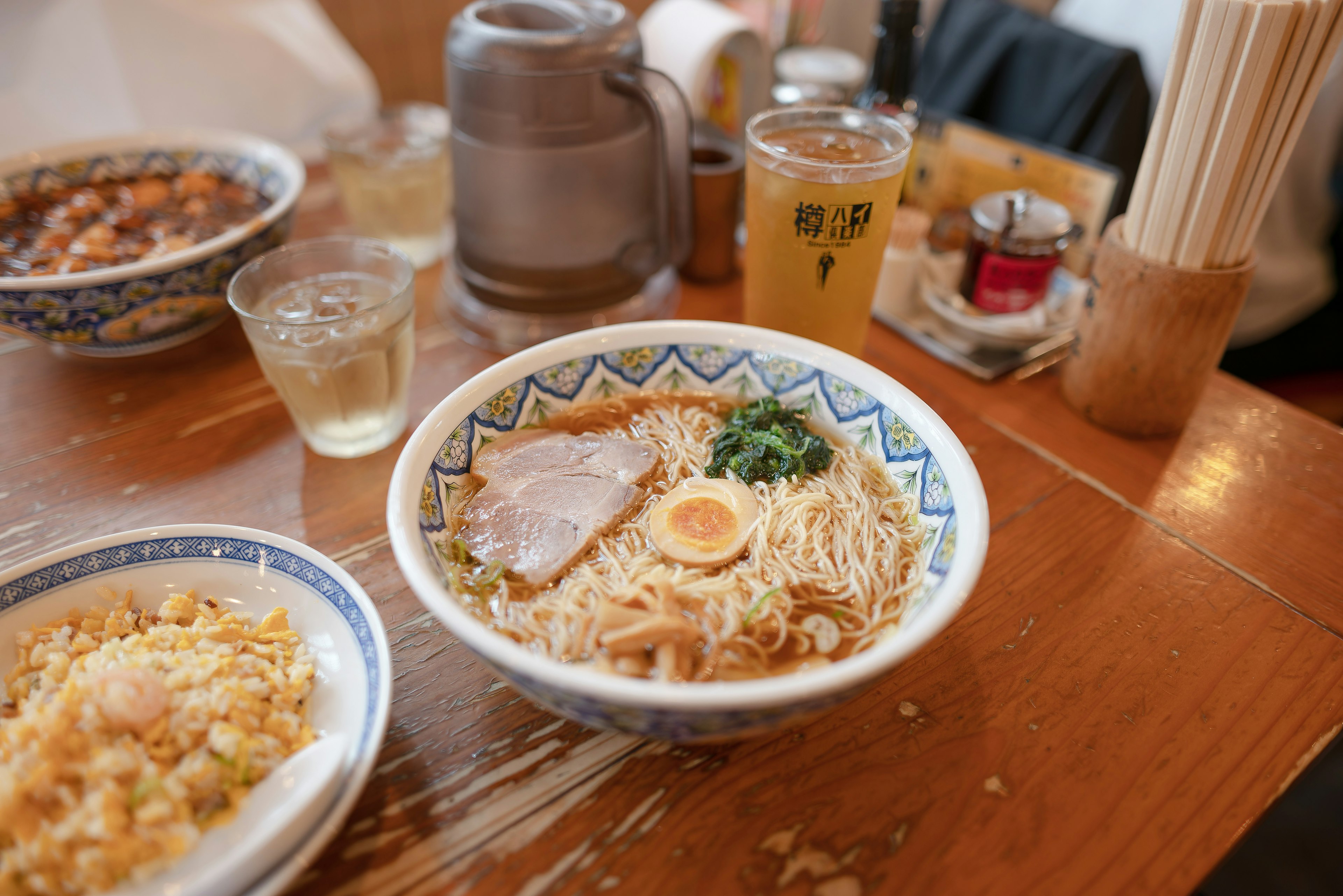 Mangkuk ramen dengan irisan daging babi dan telur setengah matang