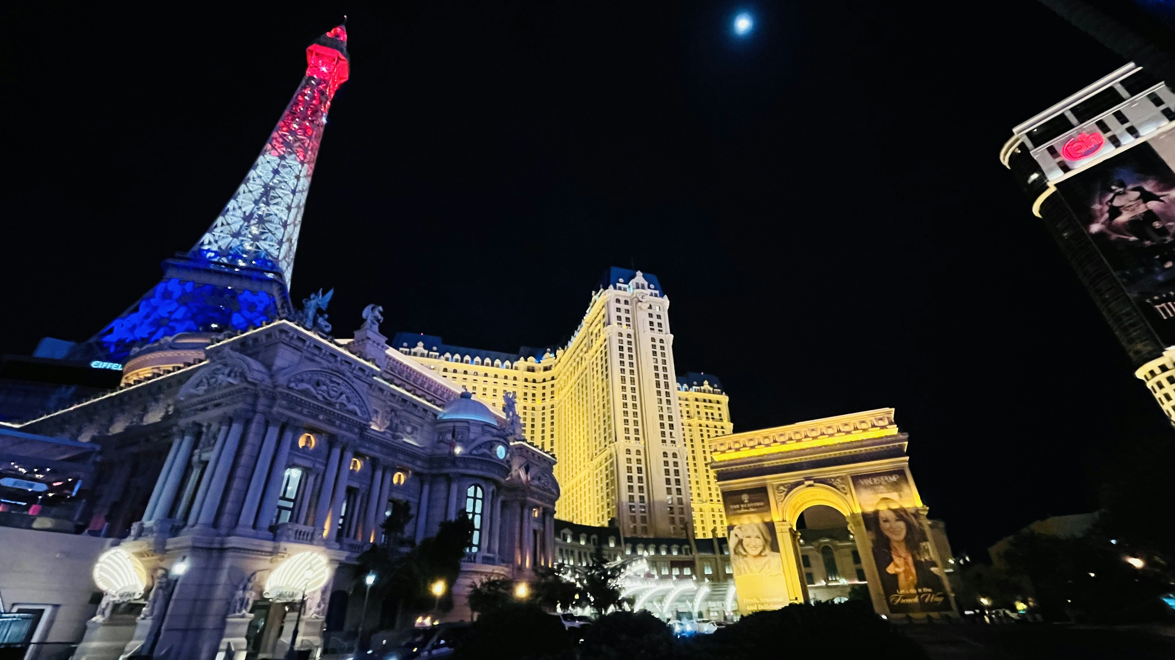 Pemandangan malam Las Vegas dengan Menara Eiffel dan gedung kasino