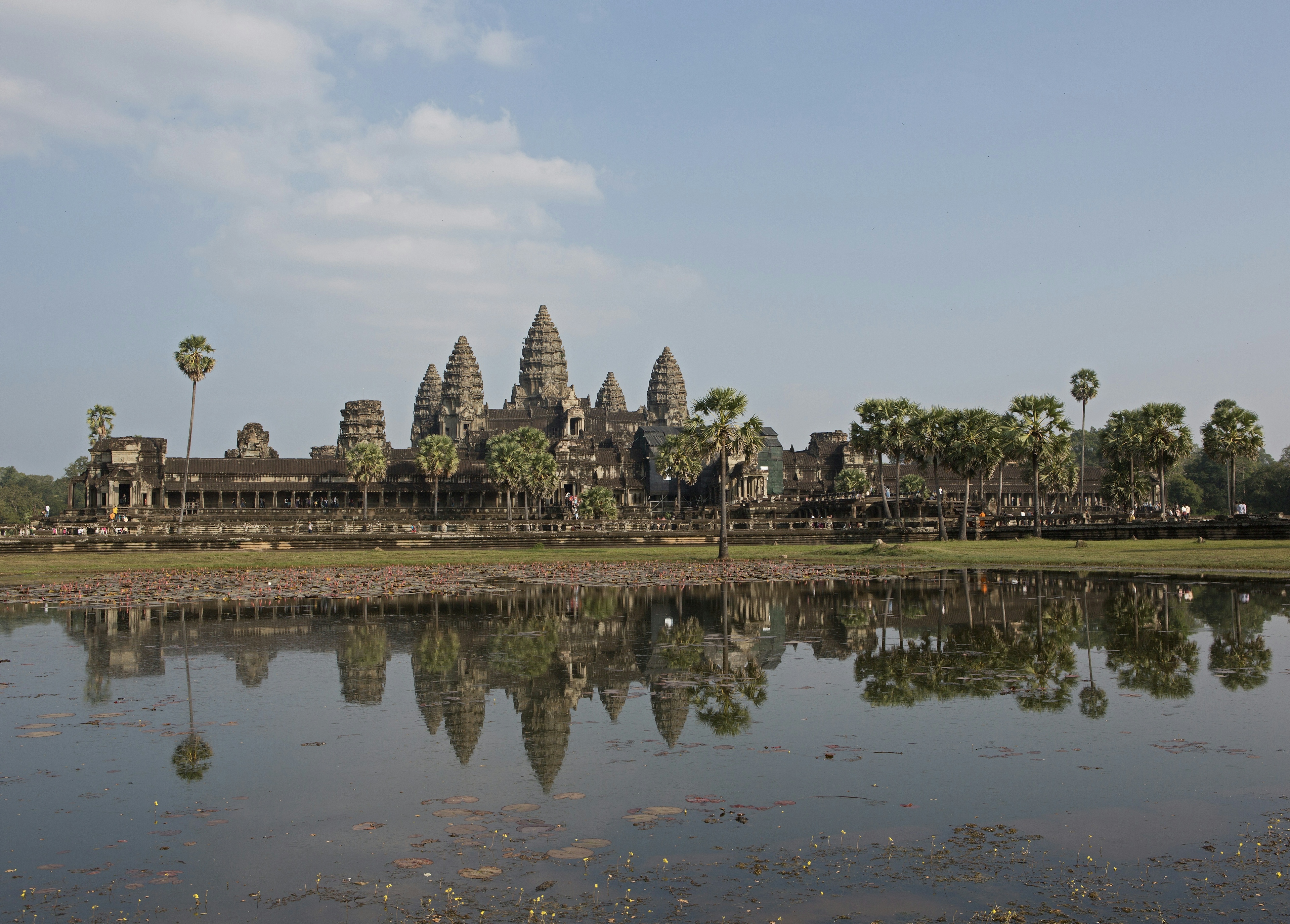 Architecture majestueuse d'Angkor Wat réfléchie dans un étang serein