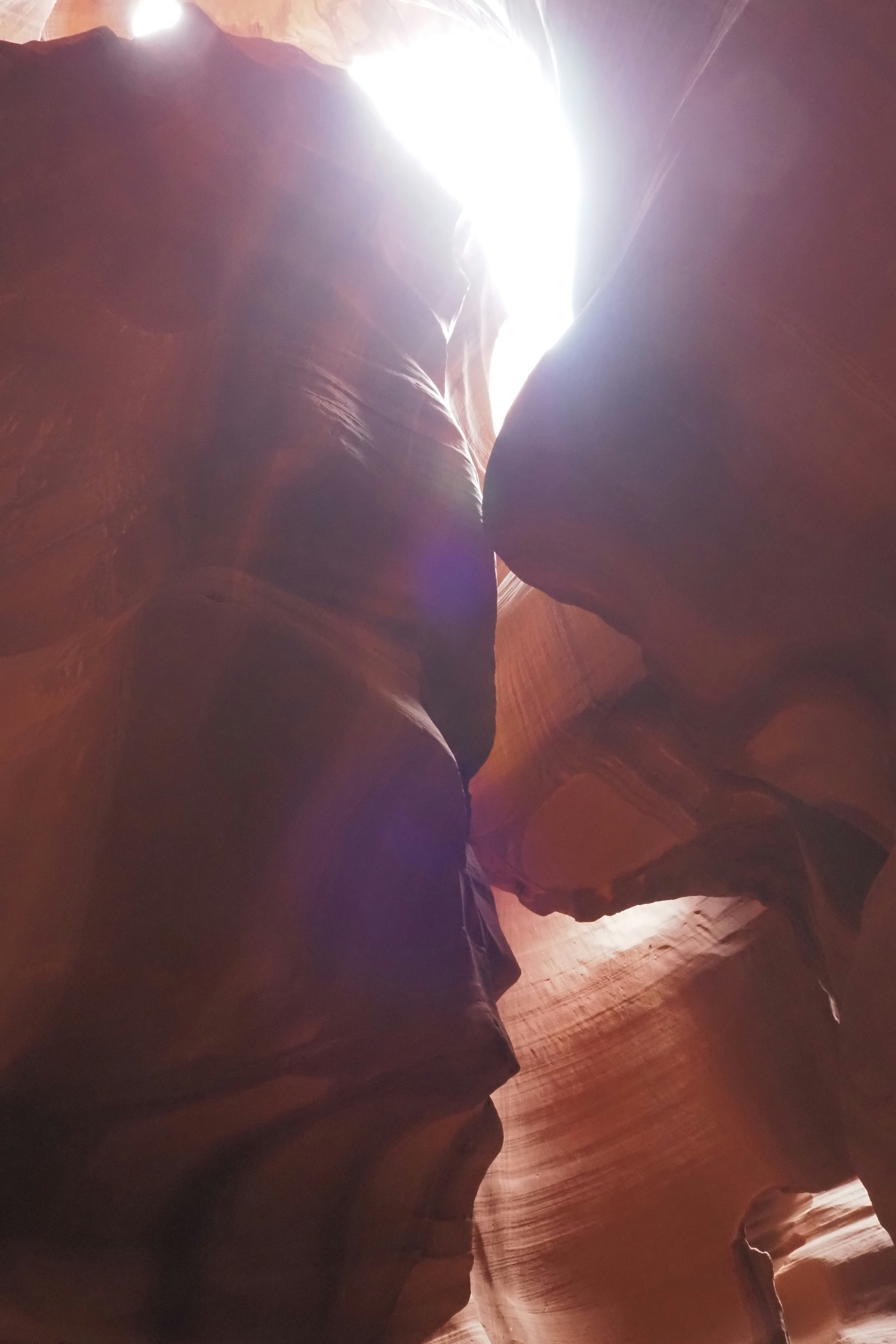 Dinding batu merah Canyon Antelope yang diterangi sinar matahari