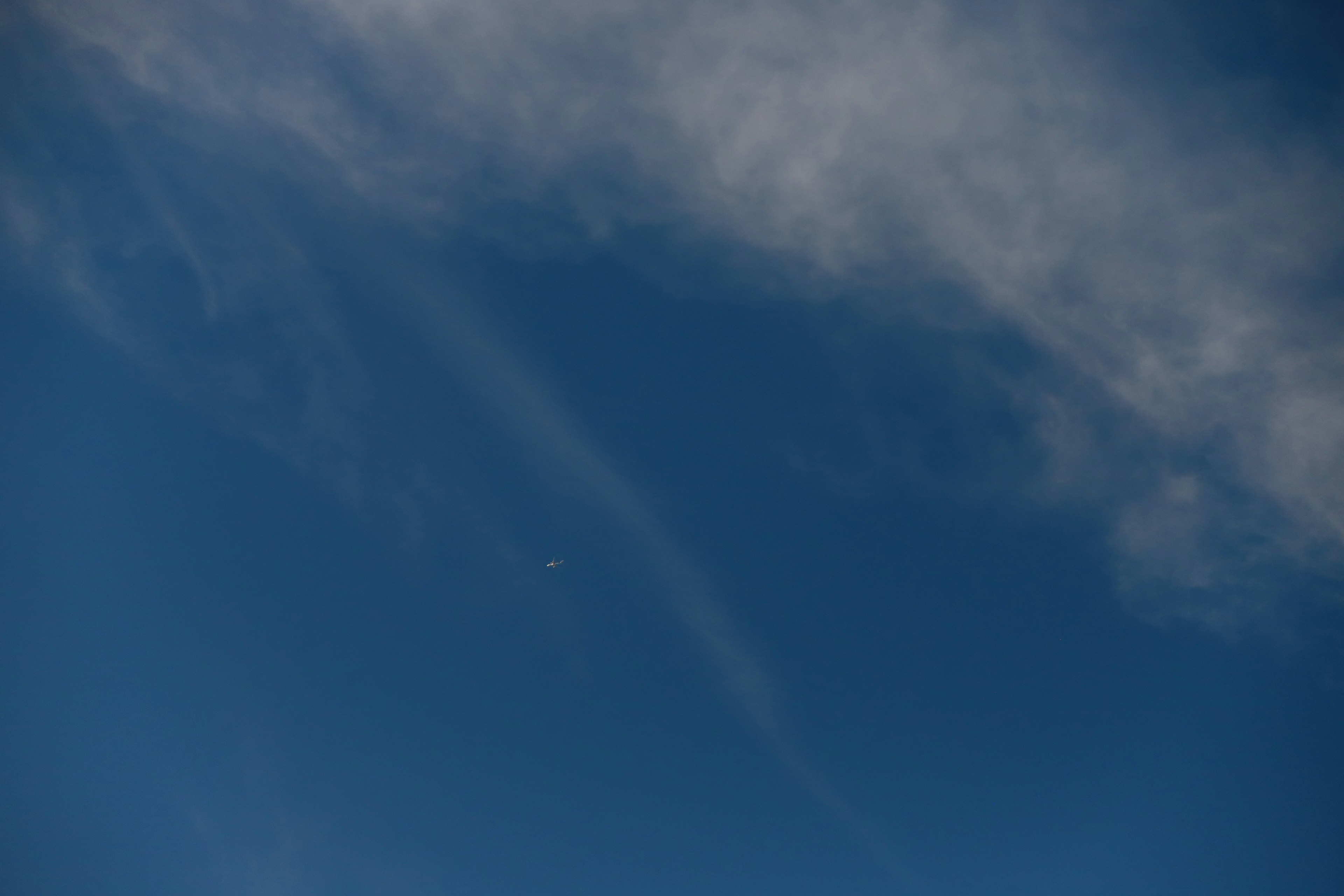 Blauer Himmel mit dünnen Wolken