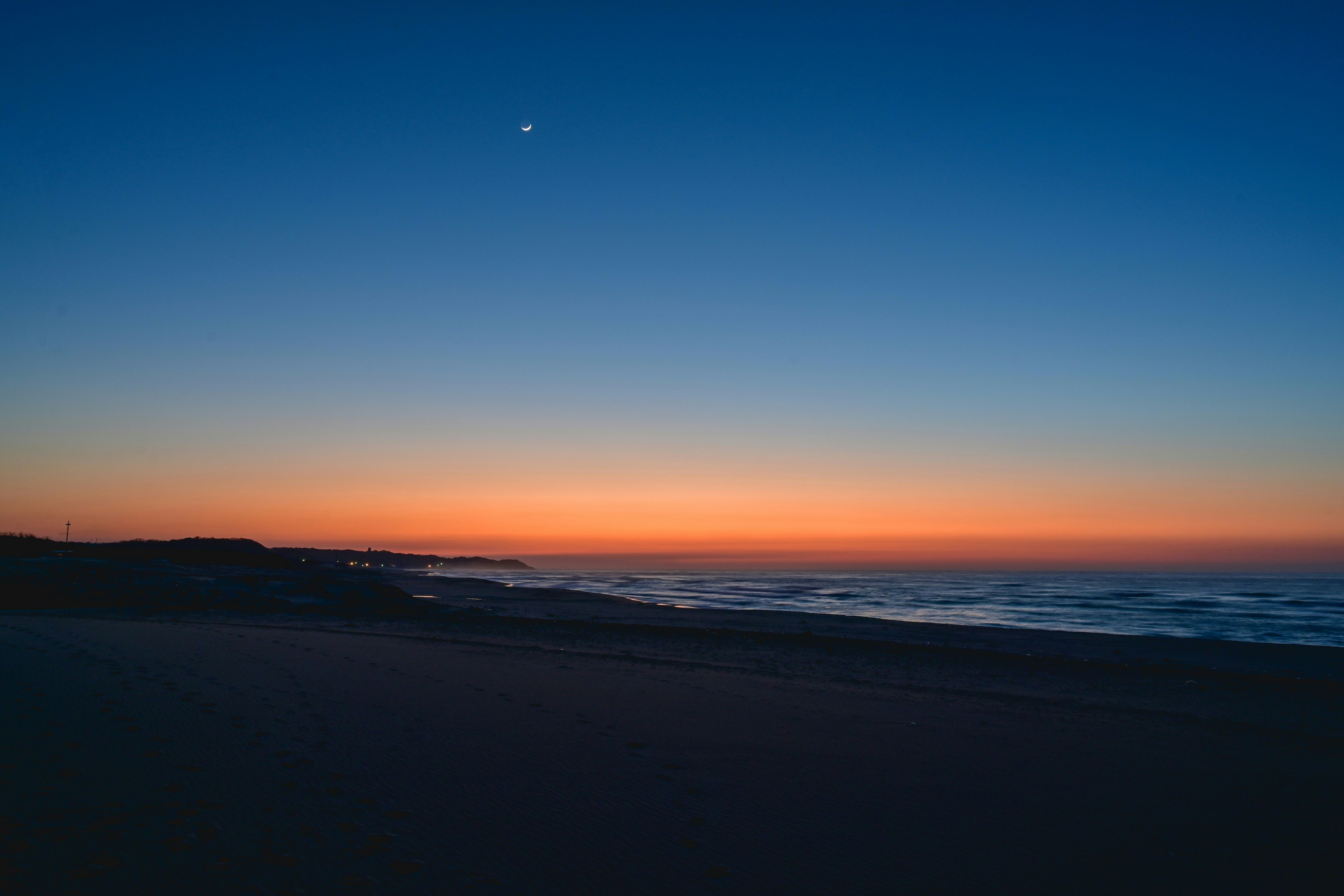 Mer calme avec un beau coucher de soleil