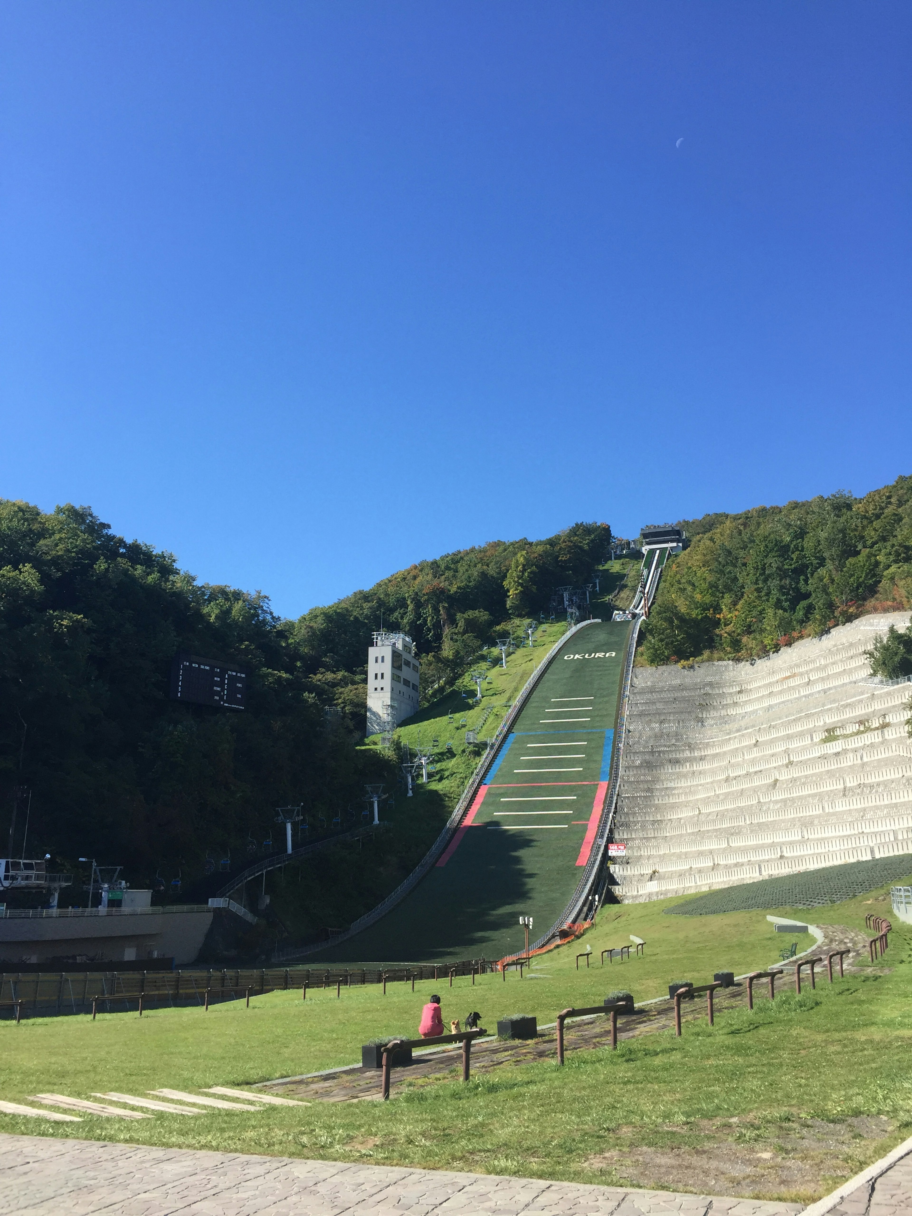 大きなスキージャンプ台と青い空の風景