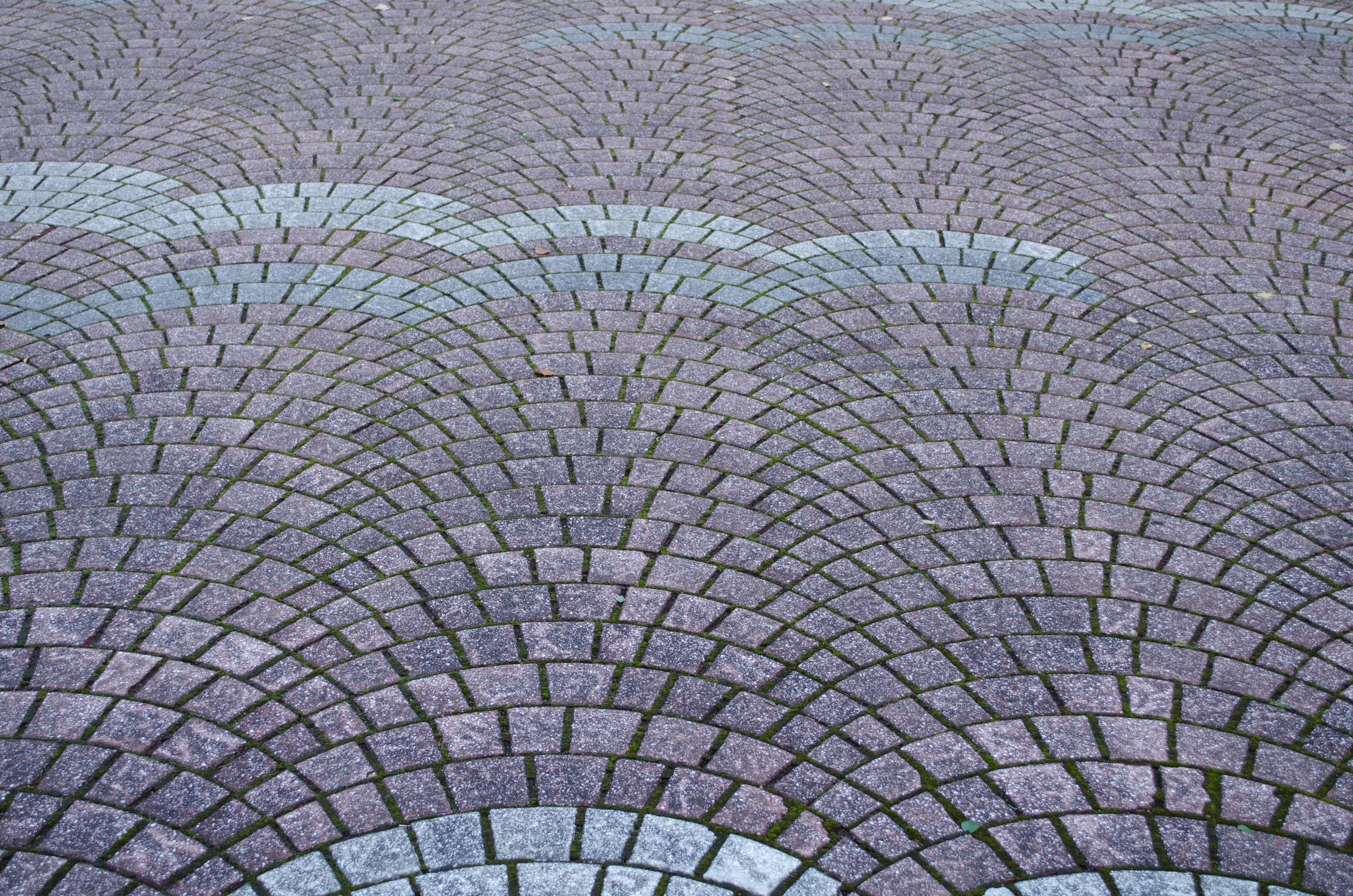 Paved surface with wavy pattern of cobblestones