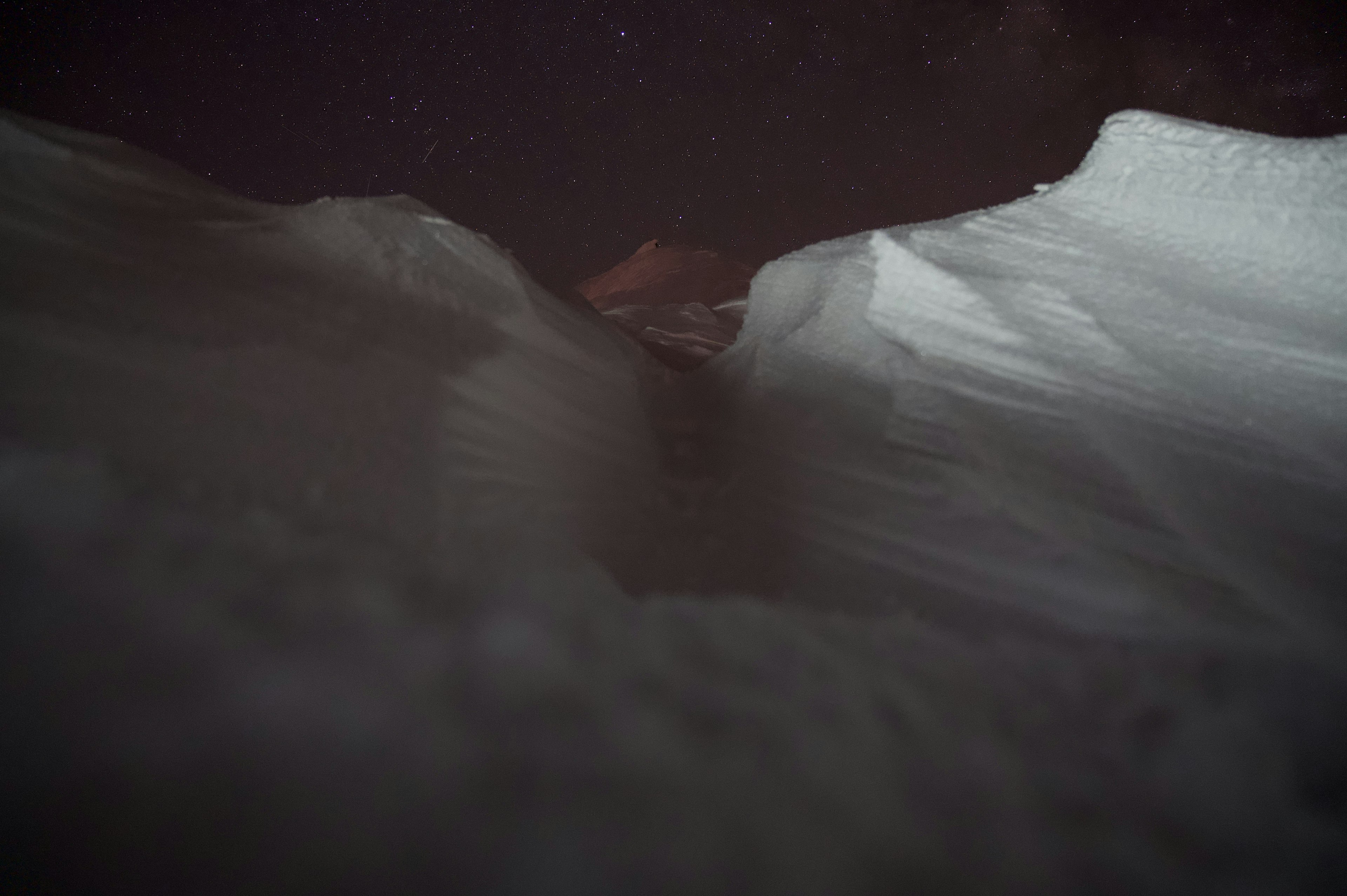 夜空に浮かぶ星と氷の山々の風景