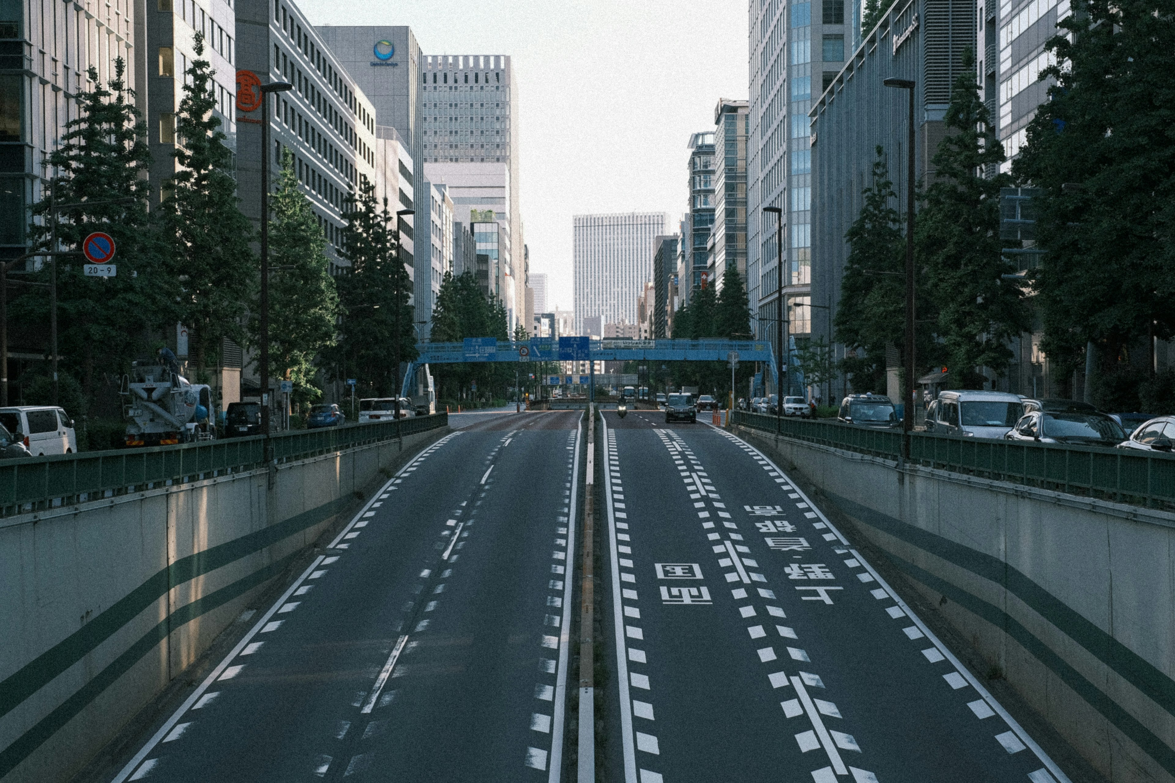 Carretera elevada urbana con edificios de la ciudad