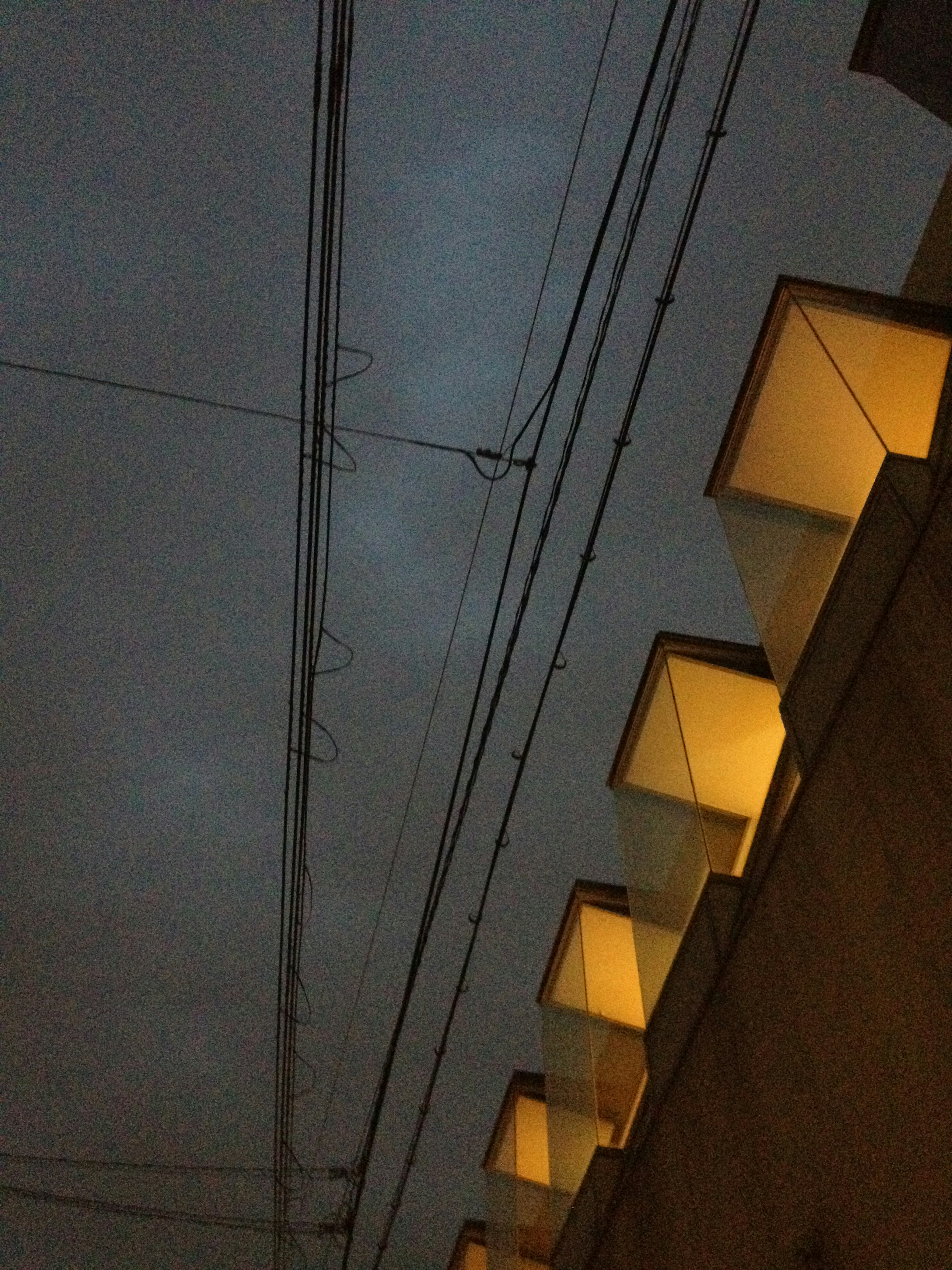 Cielo oscuro con bordes de techo iluminados