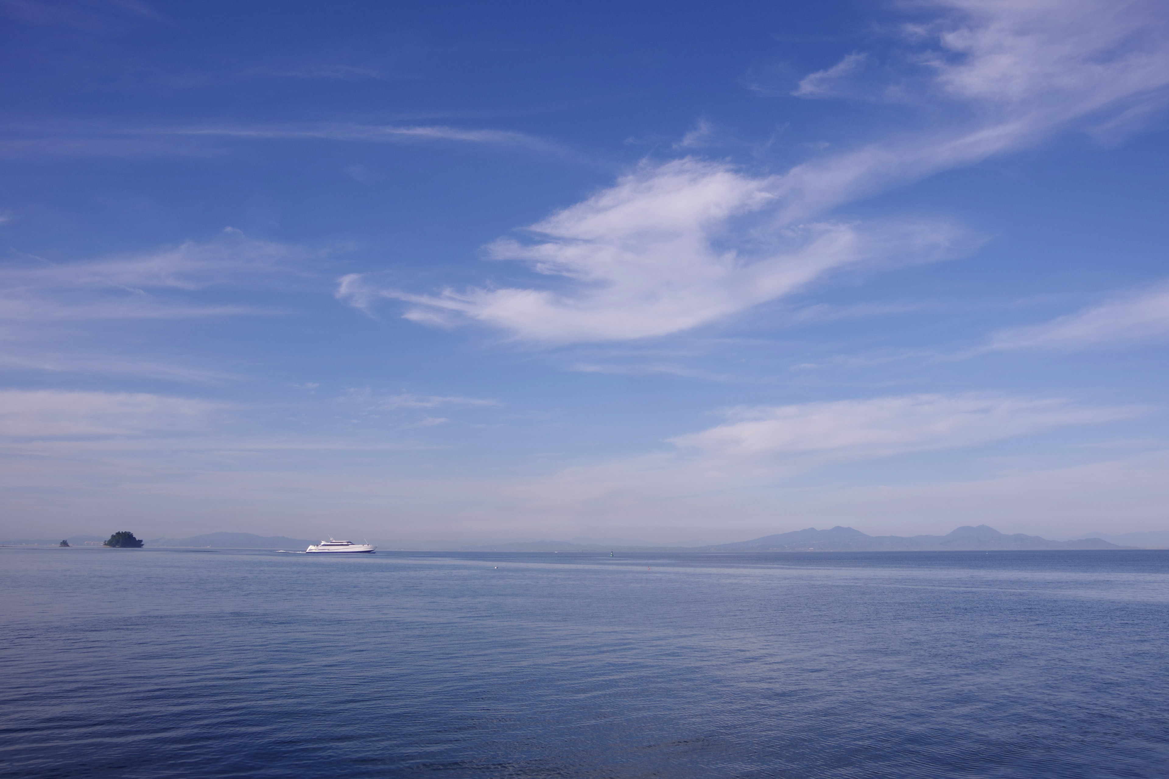 藍色海洋與晴朗天空和白雲