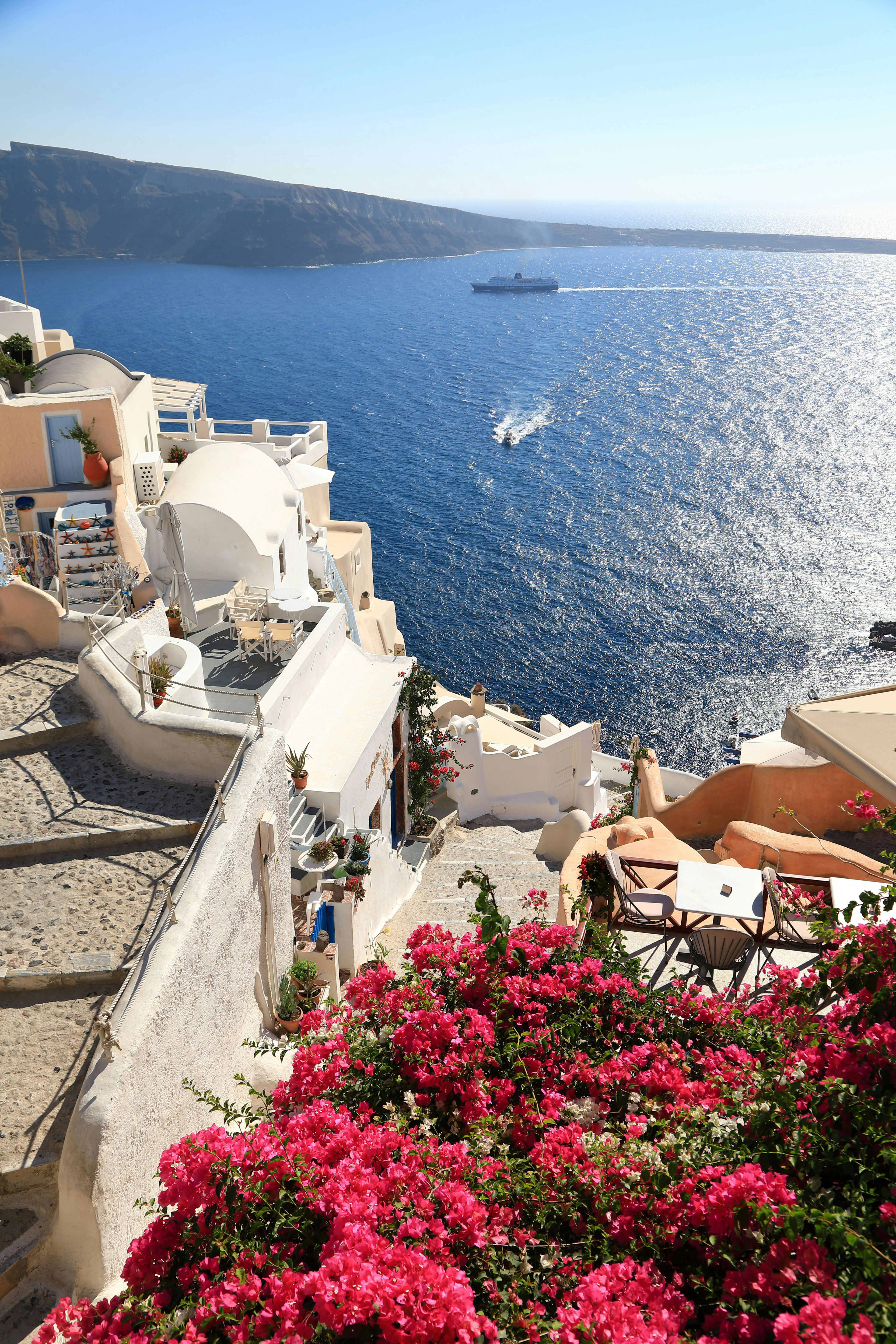 Schöner Blick auf Santorin mit Meer und Blumen